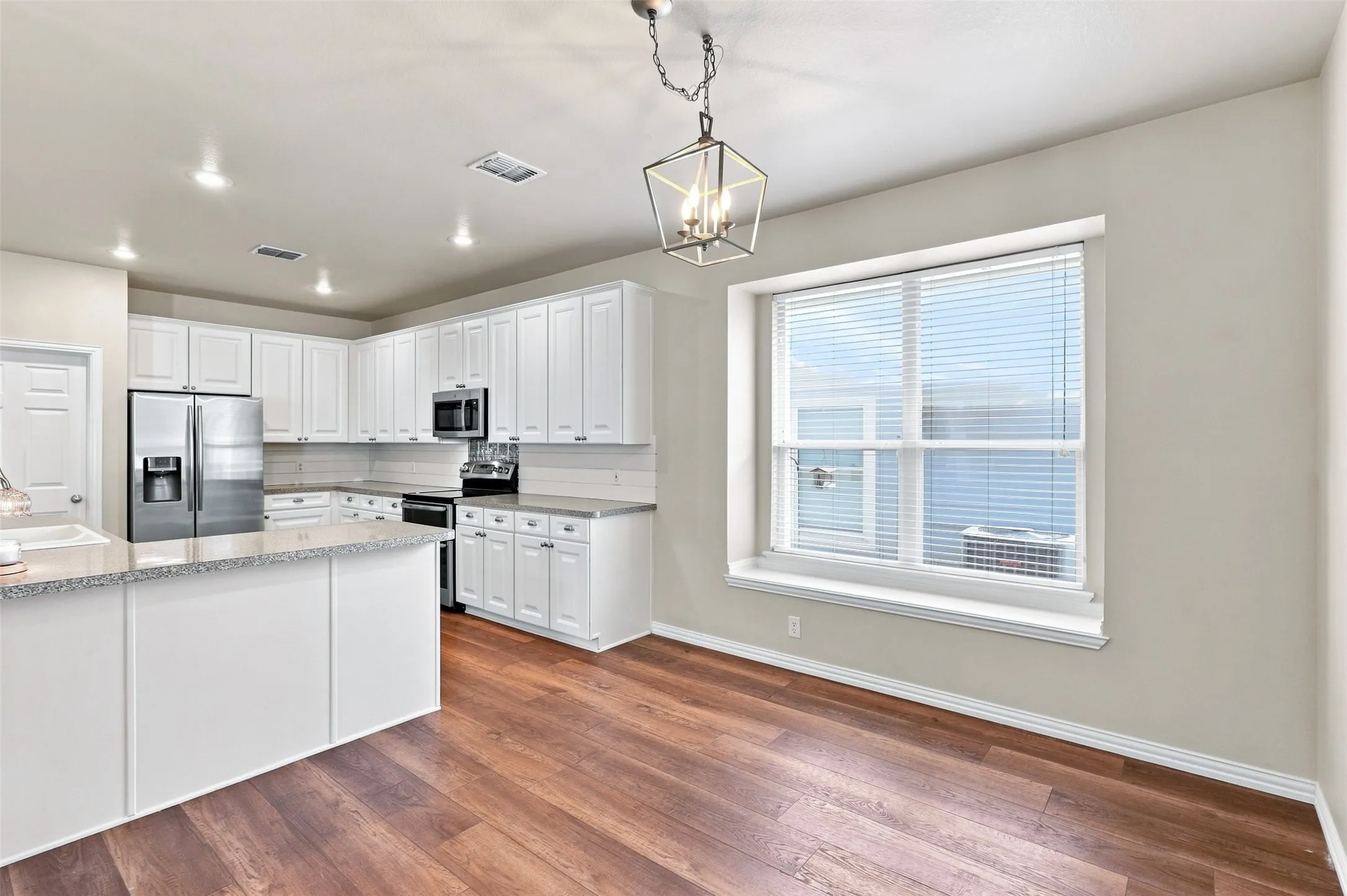 Single Family Residence For Sale in Denton County , 10124 Cedar Lake Drive, Providence Village, Texas 76227, 3 Bedroom, 3 Bathroom, 2 Garage spaces, 2,067 Sqft, built in 2003, mls#21381875, Real Estate Agent in Providence Village, Homes For Sale in Denton county, Homes For Sale in Providence Village, Realtor in Providence Village Texas, Real Estate Brokerage Independent Realty Texas, Luminita Cordes Realtor
