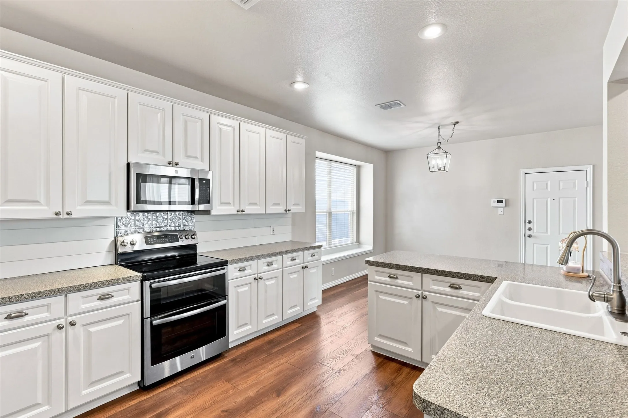 Single Family Residence For Sale in Denton County , 10124 Cedar Lake Drive, Providence Village, Texas 76227, 3 Bedroom, 3 Bathroom, 2 Garage spaces, 2,067 Sqft, built in 2003, mls#21381875, Real Estate Agent in Providence Village, Homes For Sale in Denton county, Homes For Sale in Providence Village, Realtor in Providence Village Texas, Real Estate Brokerage Independent Realty Texas, Luminita Cordes Realtor