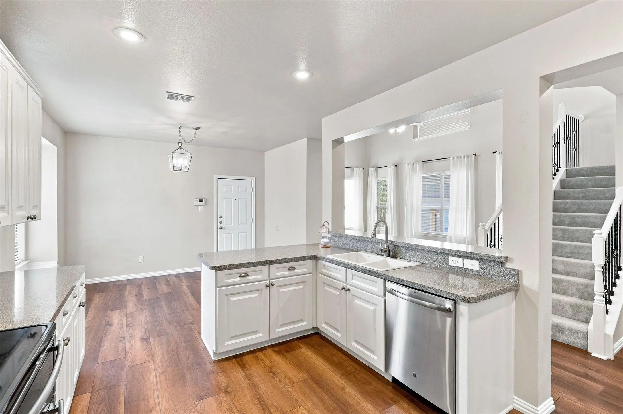 Single Family Residence For Sale in Denton County , 10124 Cedar Lake Drive, Providence Village, Texas 76227, 3 Bedroom, 3 Bathroom, 2 Garage spaces, 2,067 Sqft, built in 2003, mls#21381875, Real Estate Agent in Providence Village, Homes For Sale in Denton county, Homes For Sale in Providence Village, Realtor in Providence Village Texas, Real Estate Brokerage Independent Realty Texas, Luminita Cordes Realtor