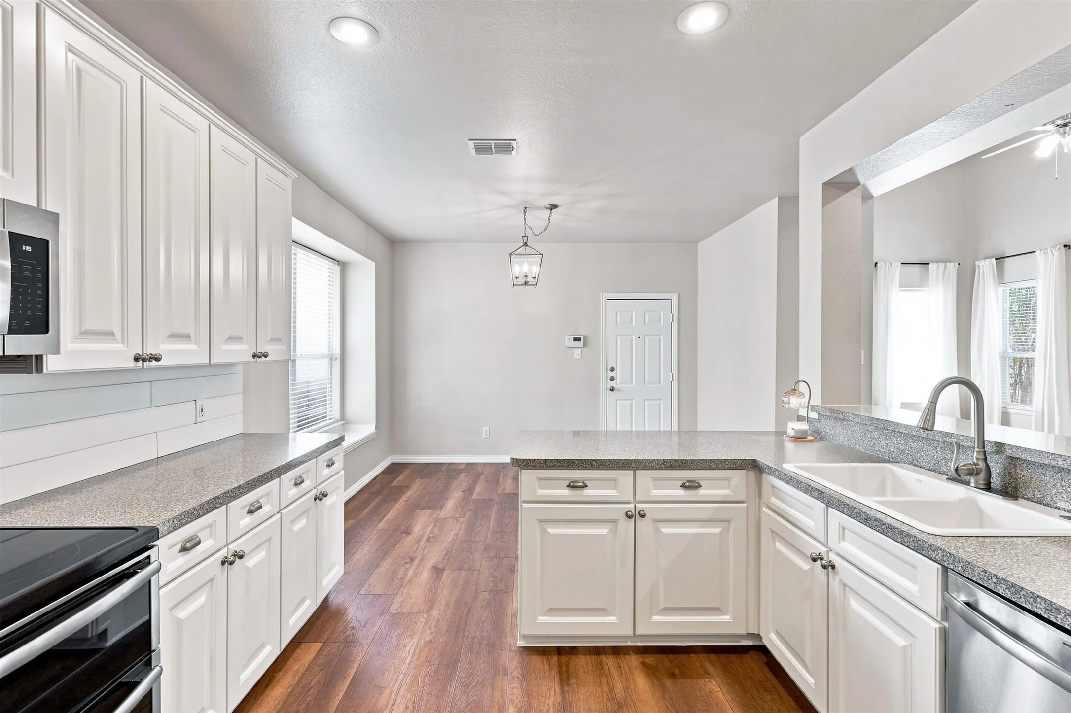 Single Family Residence For Sale in Denton County , 10124 Cedar Lake Drive, Providence Village, Texas 76227, 3 Bedroom, 3 Bathroom, 2 Garage spaces, 2,067 Sqft, built in 2003, mls#21381875, Real Estate Agent in Providence Village, Homes For Sale in Denton county, Homes For Sale in Providence Village, Realtor in Providence Village Texas, Real Estate Brokerage Independent Realty Texas, Luminita Cordes Realtor
