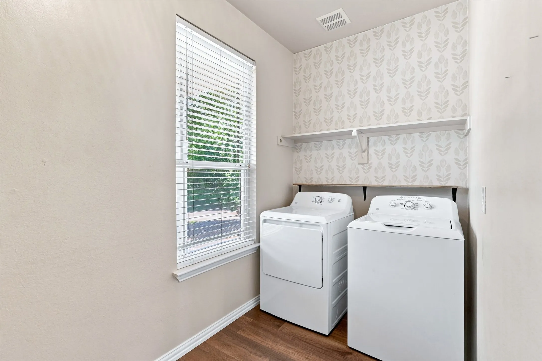 Single Family Residence For Sale in Denton County , 10124 Cedar Lake Drive, Providence Village, Texas 76227, 3 Bedroom, 3 Bathroom, 2 Garage spaces, 2,067 Sqft, built in 2003, mls#21381875, Real Estate Agent in Providence Village, Homes For Sale in Denton county, Homes For Sale in Providence Village, Realtor in Providence Village Texas, Real Estate Brokerage Independent Realty Texas, Luminita Cordes Realtor