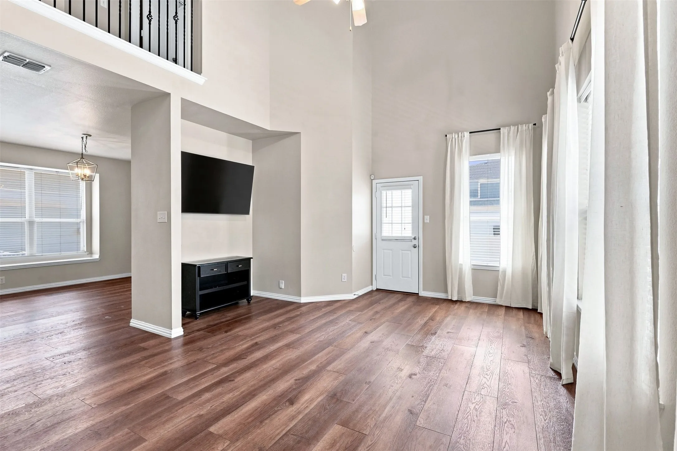 Single Family Residence For Sale in Denton County , 10124 Cedar Lake Drive, Providence Village, Texas 76227, 3 Bedroom, 3 Bathroom, 2 Garage spaces, 2,067 Sqft, built in 2003, mls#21381875, Real Estate Agent in Providence Village, Homes For Sale in Denton county, Homes For Sale in Providence Village, Realtor in Providence Village Texas, Real Estate Brokerage Independent Realty Texas, Luminita Cordes Realtor