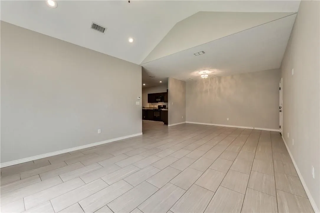 Duplex For Rent in Taylor County , 6035 Jennings Drive 6037, Abilene, Texas 79606, 3 Bedroom, 2 Bathroom, 2 Garage spaces, 3,052 Sqft, built in 2017, mls#21381877, Real Estate Agent in Abilene, Homes For Rent in Taylor county, Homes For Rent in Abilene, Realtor in Abilene Texas, Real Estate Brokerage Independent Realty Texas, Luminita Cordes Realtor