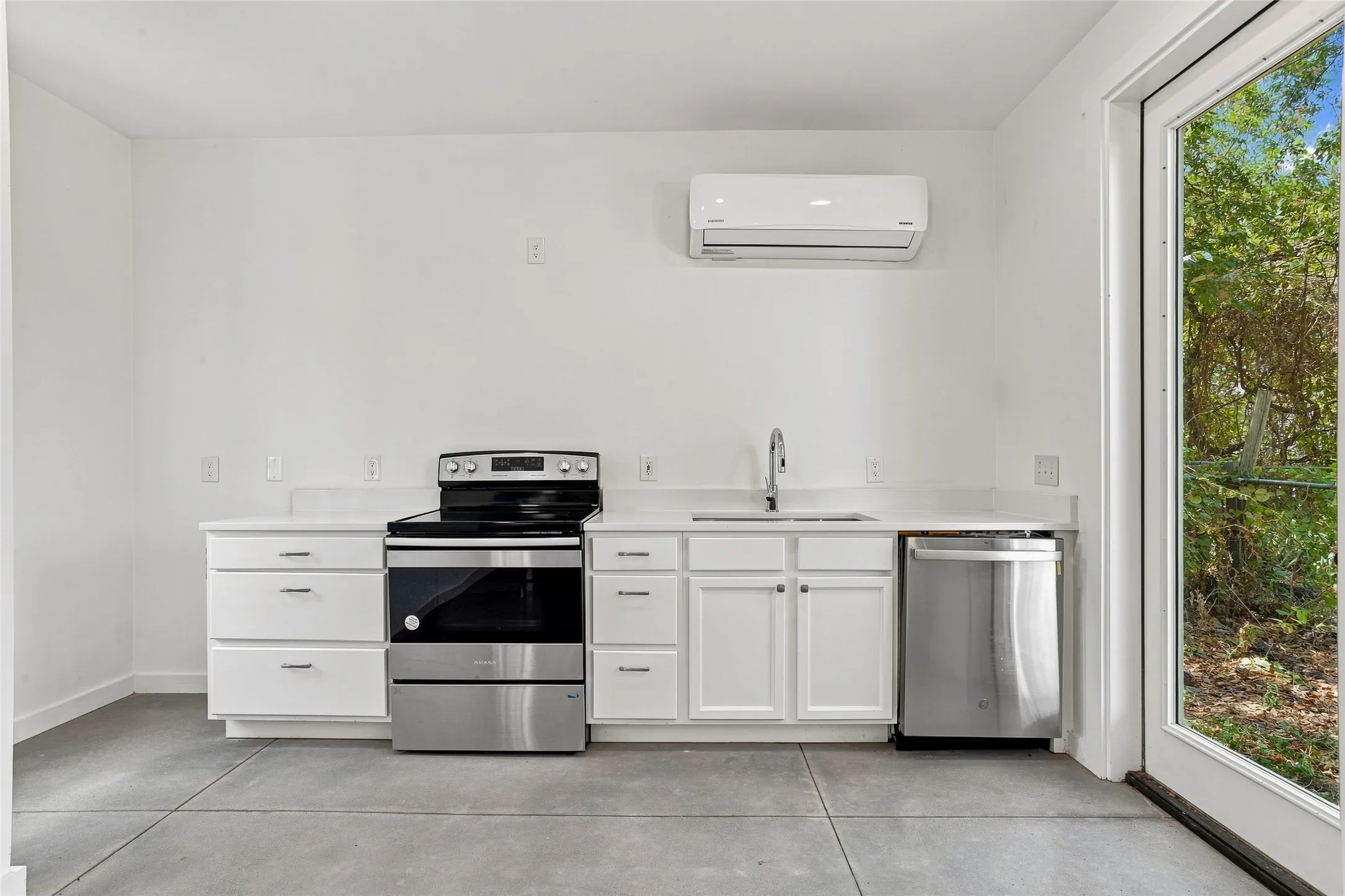 Single Family Residence For Sale in Tarrant County , 1009 Greer Street, Fort Worth, Texas 76102, 2 Bedroom, 2 Bathroom, Garage spaces, 1,500 Sqft, built in 1923, mls#21381879, Real Estate Agent in Fort Worth, Homes For Sale in Tarrant county, Homes For Sale in Fort Worth, Realtor in Fort Worth Texas, Real Estate Brokerage Independent Realty Texas, Luminita Cordes Realtor