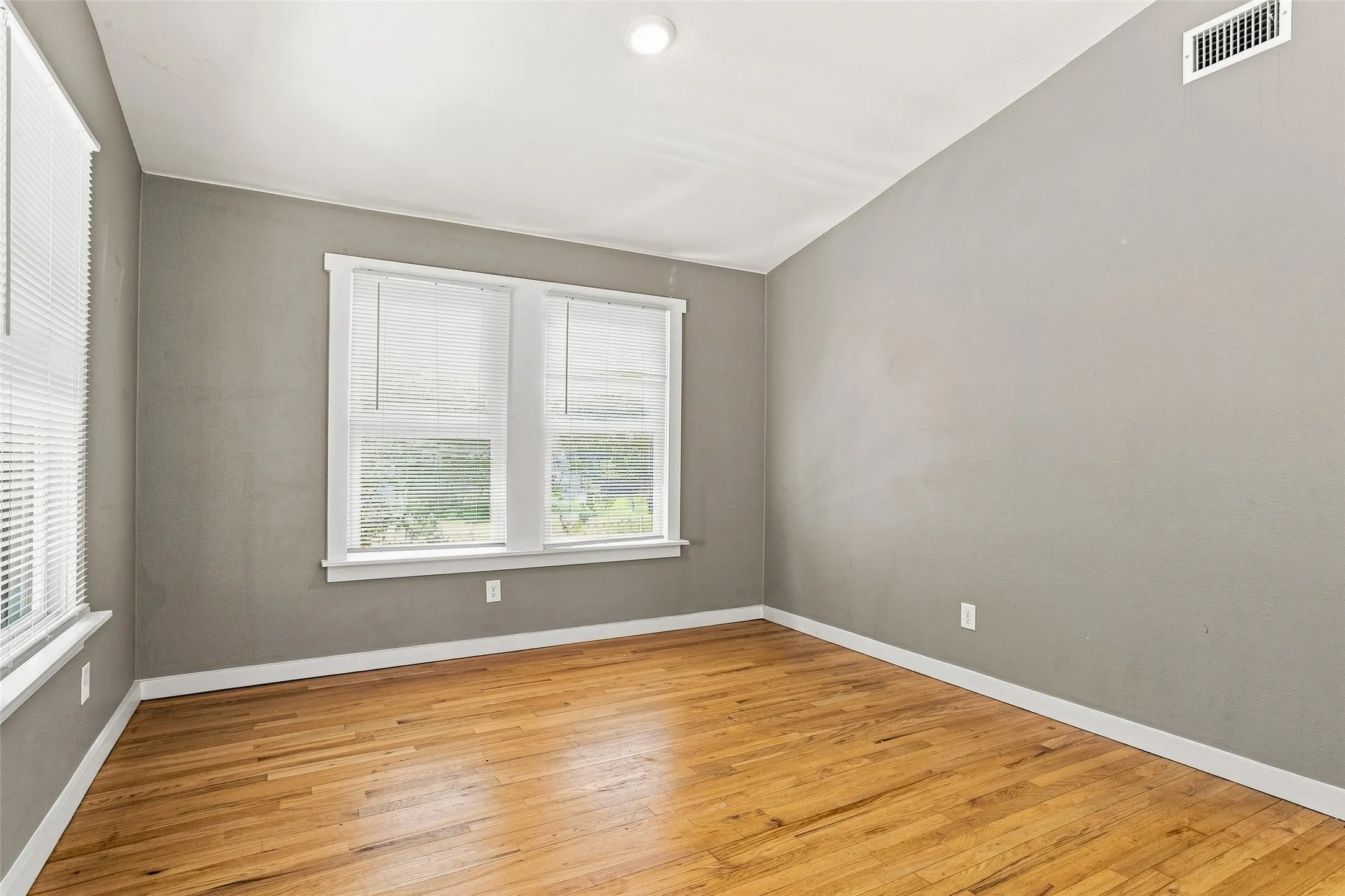 Single Family Residence For Sale in Tarrant County , 1009 Greer Street, Fort Worth, Texas 76102, 2 Bedroom, 2 Bathroom, Garage spaces, 1,500 Sqft, built in 1923, mls#21381879, Real Estate Agent in Fort Worth, Homes For Sale in Tarrant county, Homes For Sale in Fort Worth, Realtor in Fort Worth Texas, Real Estate Brokerage Independent Realty Texas, Luminita Cordes Realtor