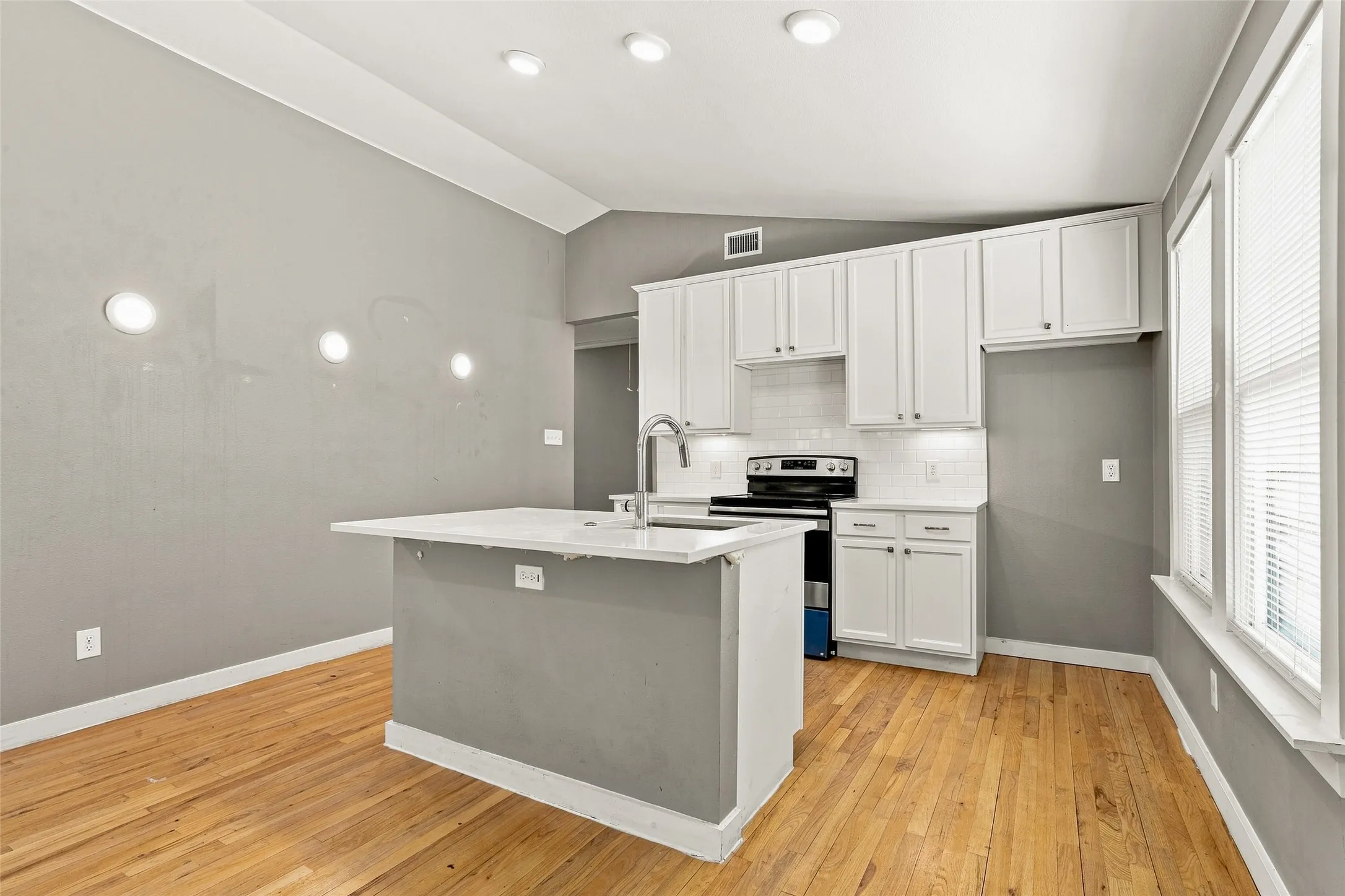Single Family Residence For Sale in Tarrant County , 1009 Greer Street, Fort Worth, Texas 76102, 2 Bedroom, 2 Bathroom, Garage spaces, 1,500 Sqft, built in 1923, mls#21381879, Real Estate Agent in Fort Worth, Homes For Sale in Tarrant county, Homes For Sale in Fort Worth, Realtor in Fort Worth Texas, Real Estate Brokerage Independent Realty Texas, Luminita Cordes Realtor