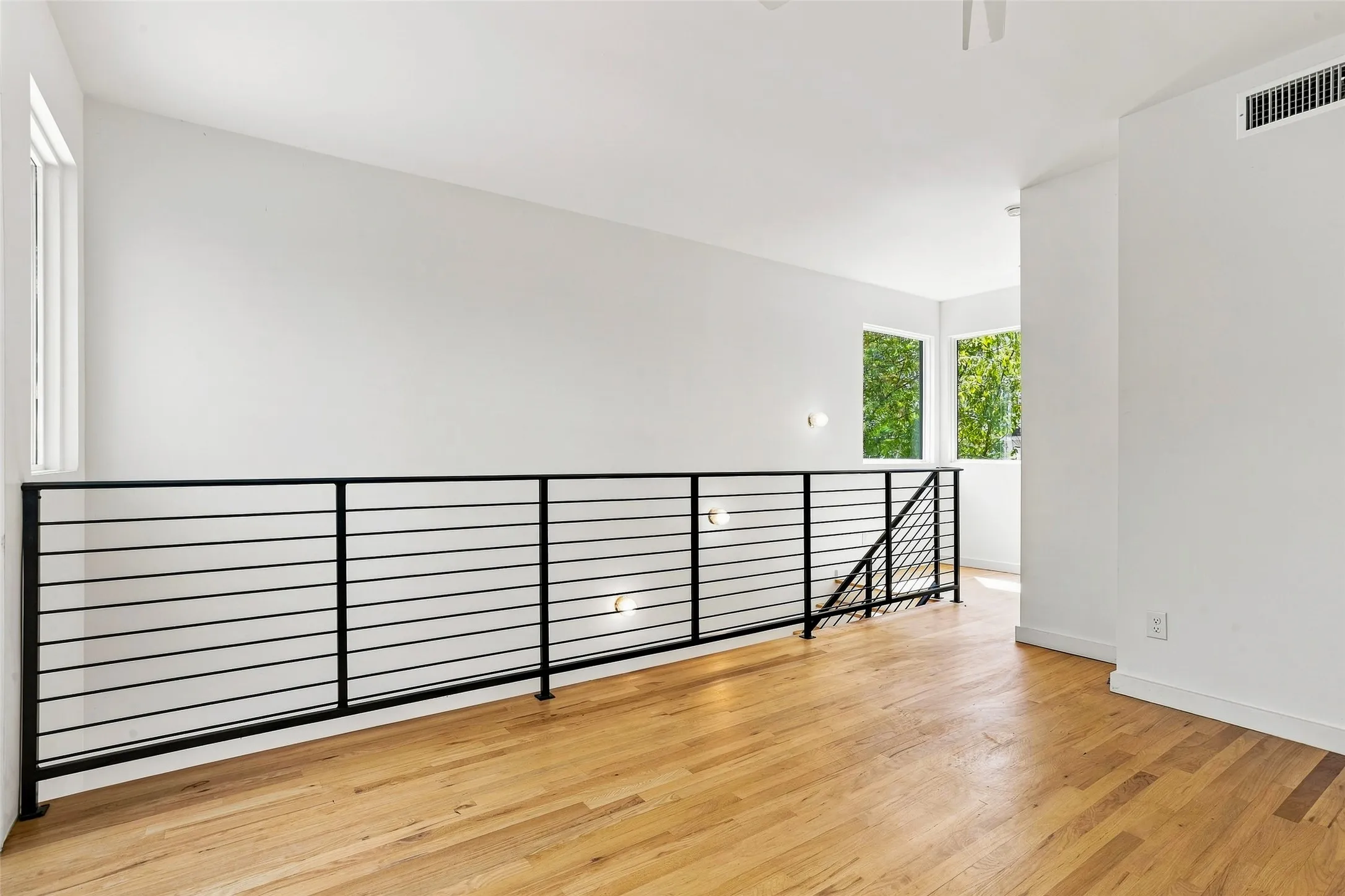 Single Family Residence For Sale in Tarrant County , 1009 Greer Street, Fort Worth, Texas 76102, 2 Bedroom, 2 Bathroom, Garage spaces, 1,500 Sqft, built in 1923, mls#21381879, Real Estate Agent in Fort Worth, Homes For Sale in Tarrant county, Homes For Sale in Fort Worth, Realtor in Fort Worth Texas, Real Estate Brokerage Independent Realty Texas, Luminita Cordes Realtor