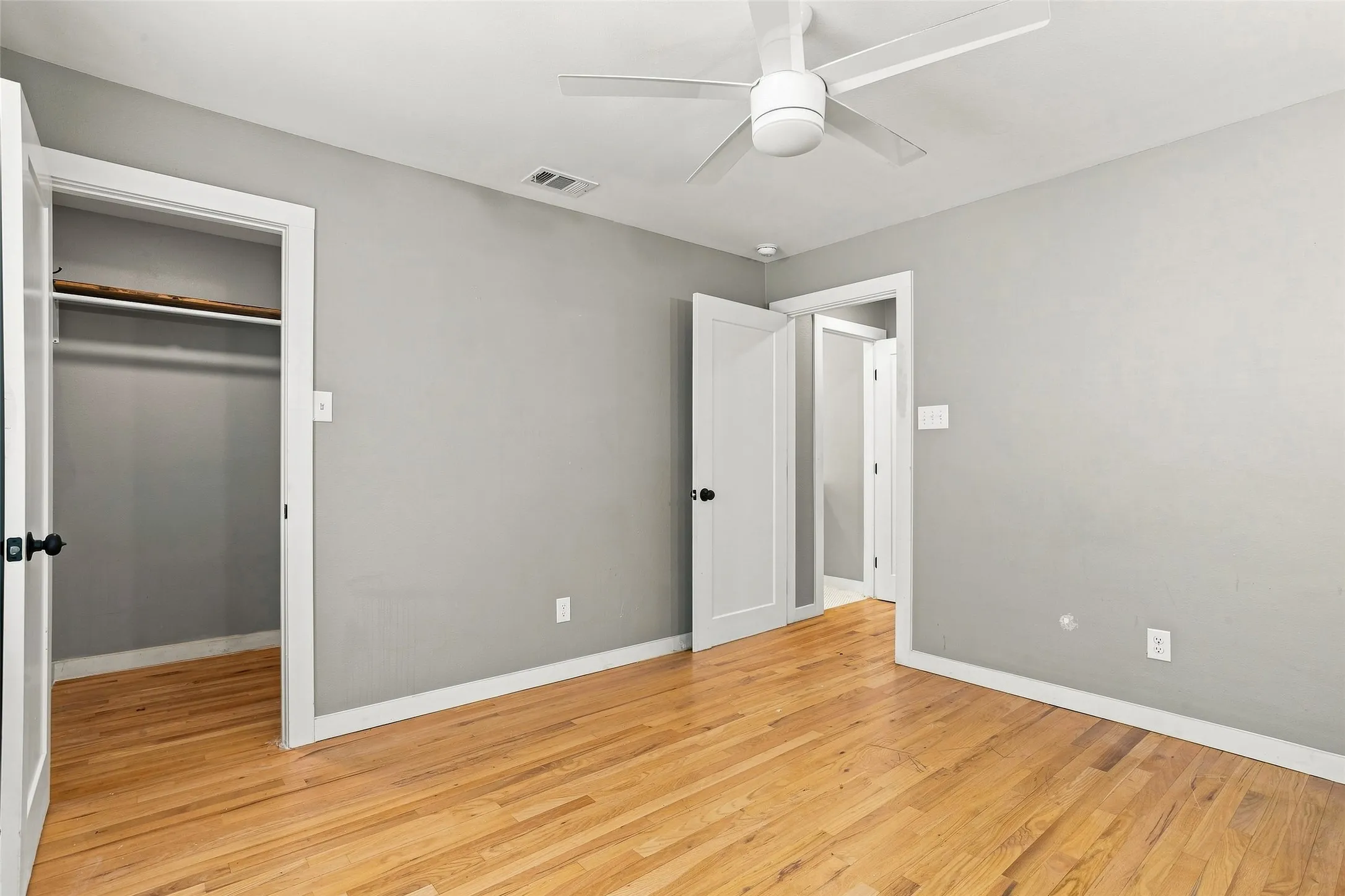 Single Family Residence For Sale in Tarrant County , 1009 Greer Street, Fort Worth, Texas 76102, 2 Bedroom, 2 Bathroom, Garage spaces, 1,500 Sqft, built in 1923, mls#21381879, Real Estate Agent in Fort Worth, Homes For Sale in Tarrant county, Homes For Sale in Fort Worth, Realtor in Fort Worth Texas, Real Estate Brokerage Independent Realty Texas, Luminita Cordes Realtor