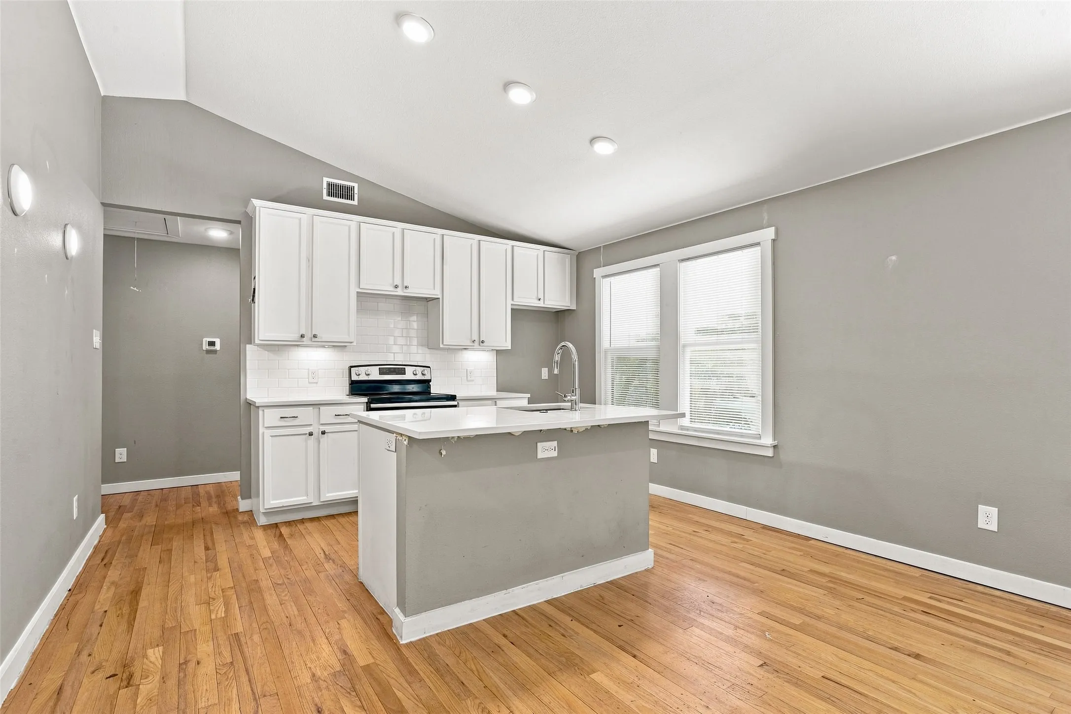 Single Family Residence For Sale in Tarrant County , 1009 Greer Street, Fort Worth, Texas 76102, 2 Bedroom, 2 Bathroom, Garage spaces, 1,500 Sqft, built in 1923, mls#21381879, Real Estate Agent in Fort Worth, Homes For Sale in Tarrant county, Homes For Sale in Fort Worth, Realtor in Fort Worth Texas, Real Estate Brokerage Independent Realty Texas, Luminita Cordes Realtor