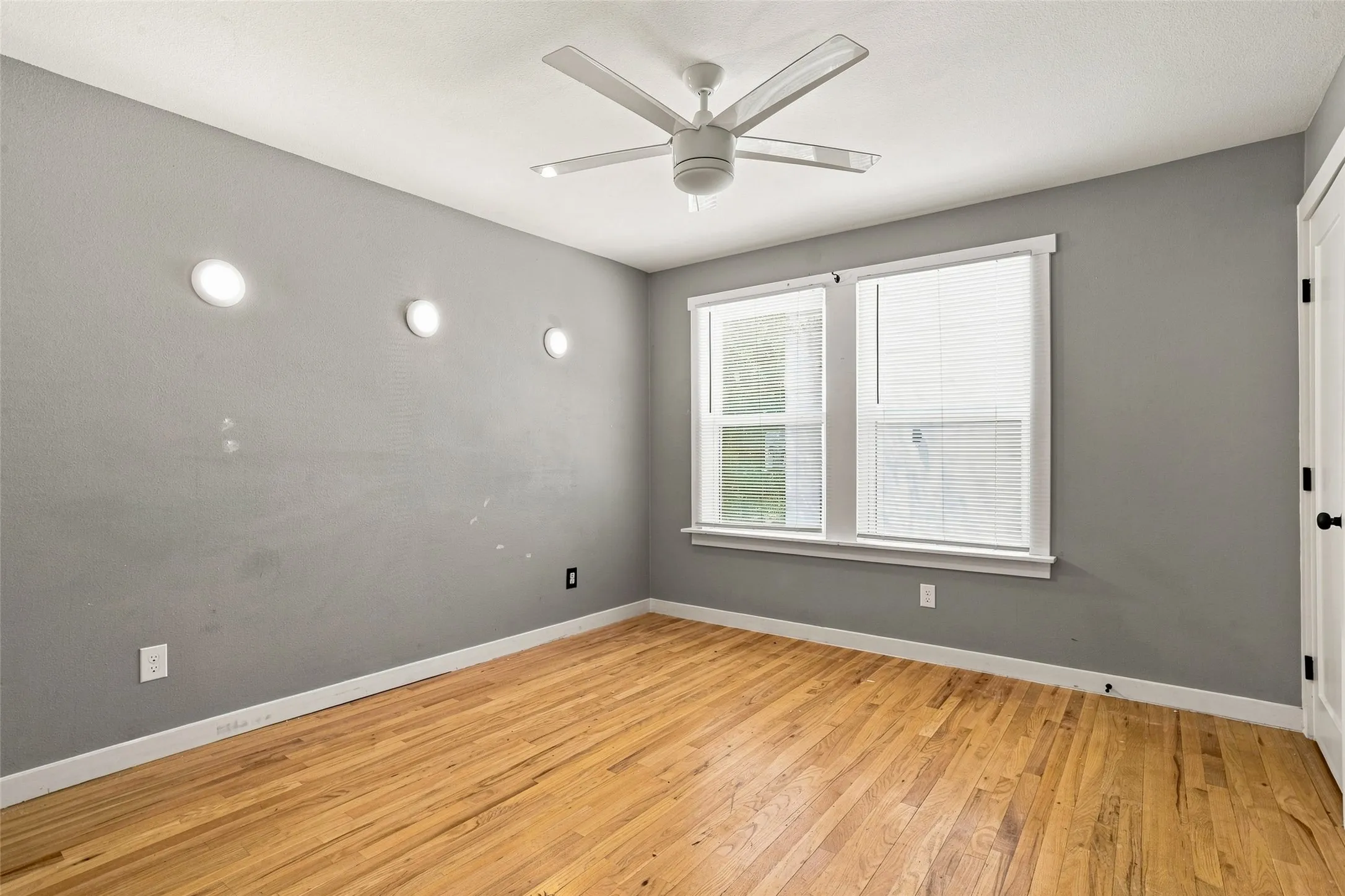 Single Family Residence For Sale in Tarrant County , 1009 Greer Street, Fort Worth, Texas 76102, 2 Bedroom, 2 Bathroom, Garage spaces, 1,500 Sqft, built in 1923, mls#21381879, Real Estate Agent in Fort Worth, Homes For Sale in Tarrant county, Homes For Sale in Fort Worth, Realtor in Fort Worth Texas, Real Estate Brokerage Independent Realty Texas, Luminita Cordes Realtor