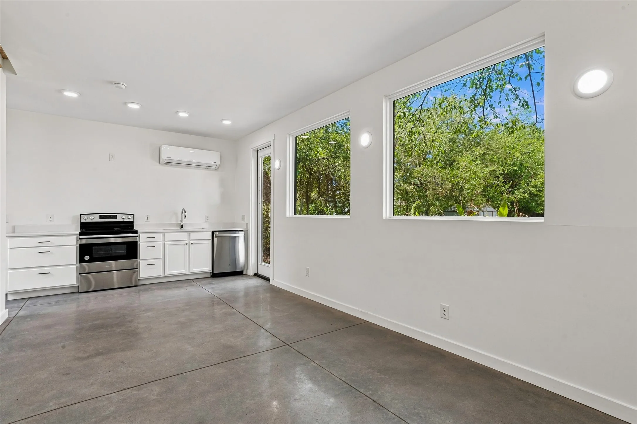 Single Family Residence For Sale in Tarrant County , 1009 Greer Street, Fort Worth, Texas 76102, 2 Bedroom, 2 Bathroom, Garage spaces, 1,500 Sqft, built in 1923, mls#21381879, Real Estate Agent in Fort Worth, Homes For Sale in Tarrant county, Homes For Sale in Fort Worth, Realtor in Fort Worth Texas, Real Estate Brokerage Independent Realty Texas, Luminita Cordes Realtor
