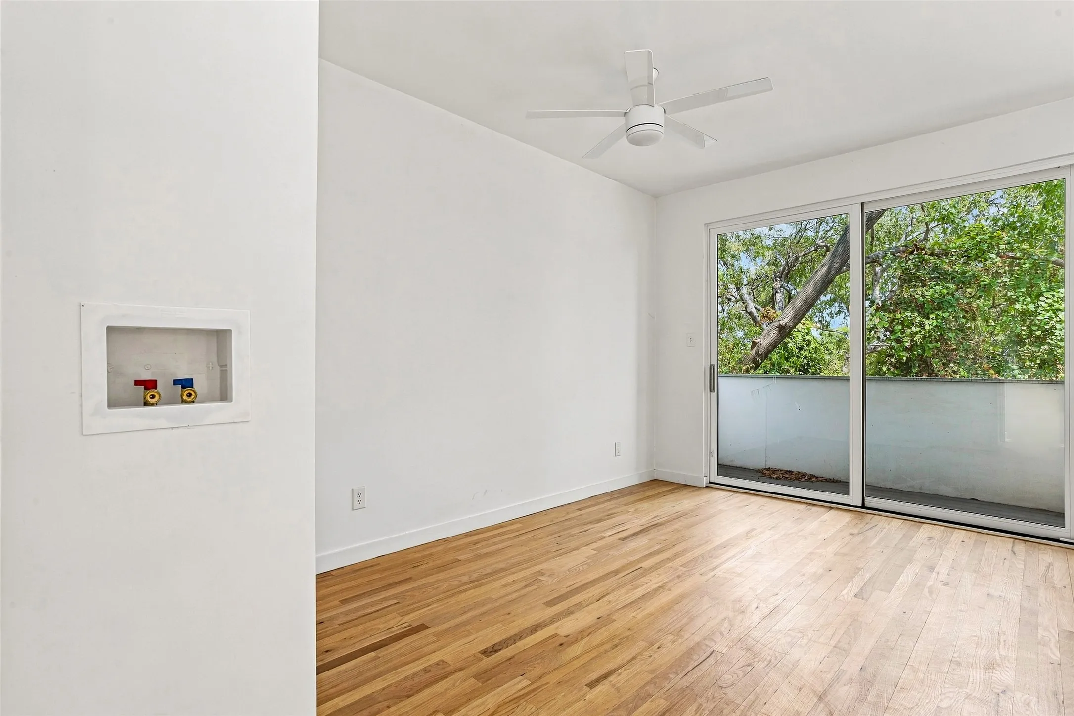Single Family Residence For Sale in Tarrant County , 1009 Greer Street, Fort Worth, Texas 76102, 2 Bedroom, 2 Bathroom, Garage spaces, 1,500 Sqft, built in 1923, mls#21381879, Real Estate Agent in Fort Worth, Homes For Sale in Tarrant county, Homes For Sale in Fort Worth, Realtor in Fort Worth Texas, Real Estate Brokerage Independent Realty Texas, Luminita Cordes Realtor