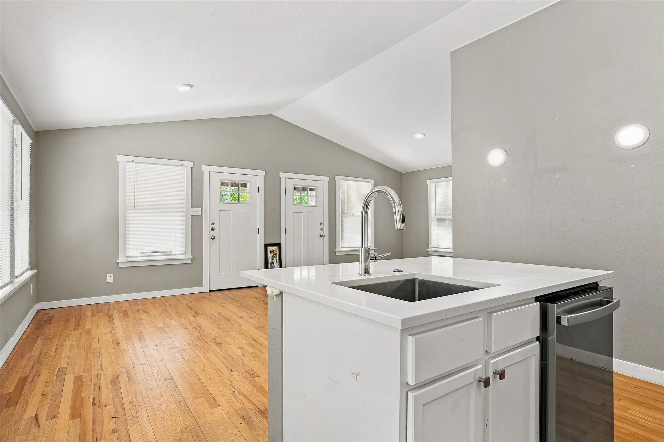 Single Family Residence For Sale in Tarrant County , 1009 Greer Street, Fort Worth, Texas 76102, 2 Bedroom, 2 Bathroom, Garage spaces, 1,500 Sqft, built in 1923, mls#21381879, Real Estate Agent in Fort Worth, Homes For Sale in Tarrant county, Homes For Sale in Fort Worth, Realtor in Fort Worth Texas, Real Estate Brokerage Independent Realty Texas, Luminita Cordes Realtor