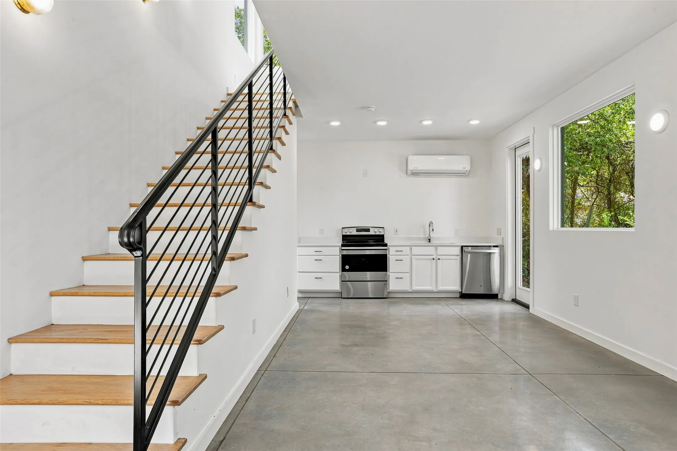 Single Family Residence For Sale in Tarrant County , 1009 Greer Street, Fort Worth, Texas 76102, 2 Bedroom, 2 Bathroom, Garage spaces, 1,500 Sqft, built in 1923, mls#21381879, Real Estate Agent in Fort Worth, Homes For Sale in Tarrant county, Homes For Sale in Fort Worth, Realtor in Fort Worth Texas, Real Estate Brokerage Independent Realty Texas, Luminita Cordes Realtor