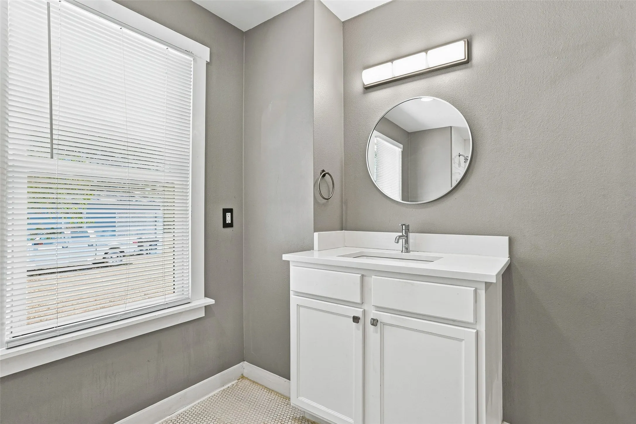 Single Family Residence For Sale in Tarrant County , 1009 Greer Street, Fort Worth, Texas 76102, 2 Bedroom, 2 Bathroom, Garage spaces, 1,500 Sqft, built in 1923, mls#21381879, Real Estate Agent in Fort Worth, Homes For Sale in Tarrant county, Homes For Sale in Fort Worth, Realtor in Fort Worth Texas, Real Estate Brokerage Independent Realty Texas, Luminita Cordes Realtor