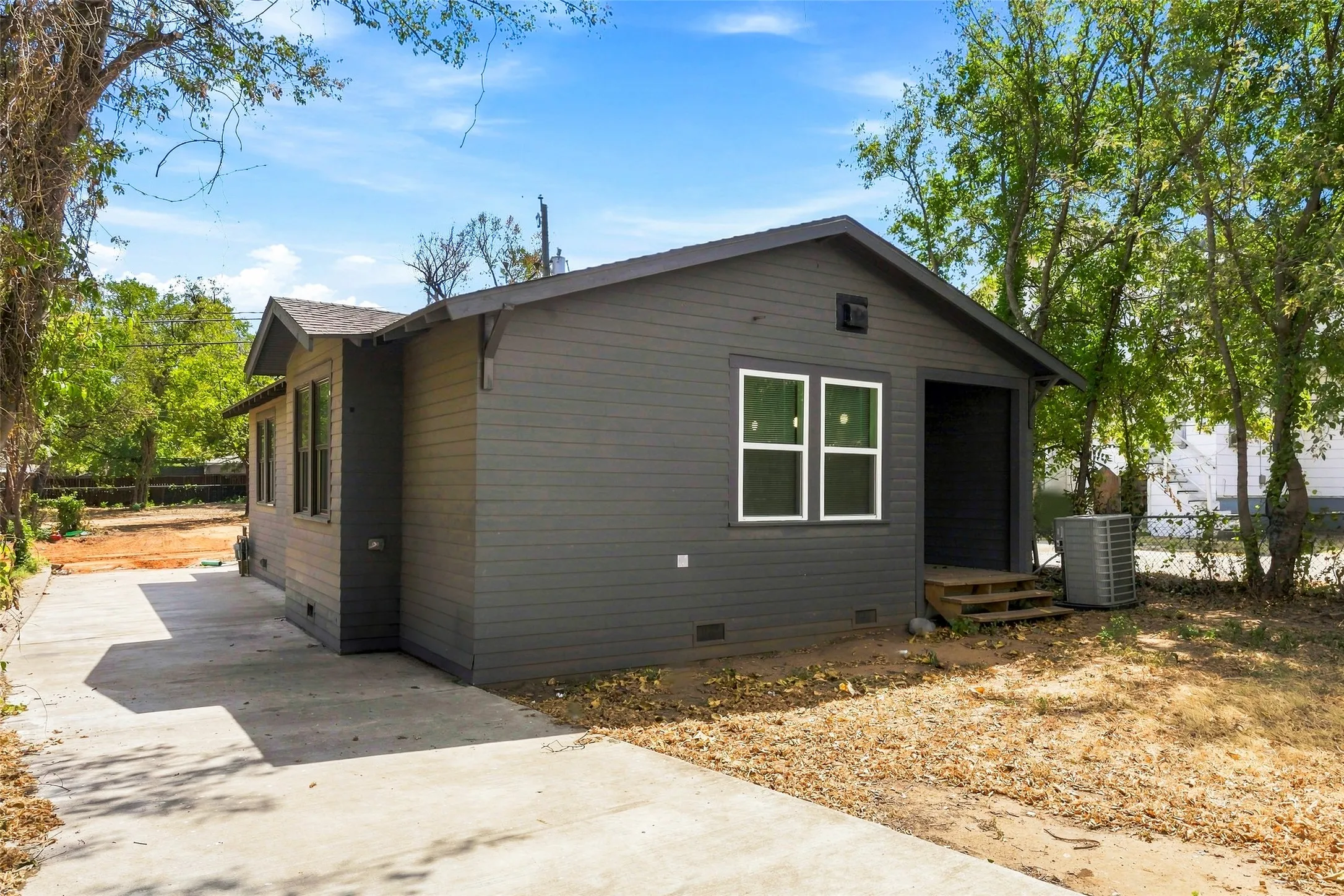 Single Family Residence For Sale in Tarrant County , 1009 Greer Street, Fort Worth, Texas 76102, 2 Bedroom, 2 Bathroom, Garage spaces, 1,500 Sqft, built in 1923, mls#21381879, Real Estate Agent in Fort Worth, Homes For Sale in Tarrant county, Homes For Sale in Fort Worth, Realtor in Fort Worth Texas, Real Estate Brokerage Independent Realty Texas, Luminita Cordes Realtor