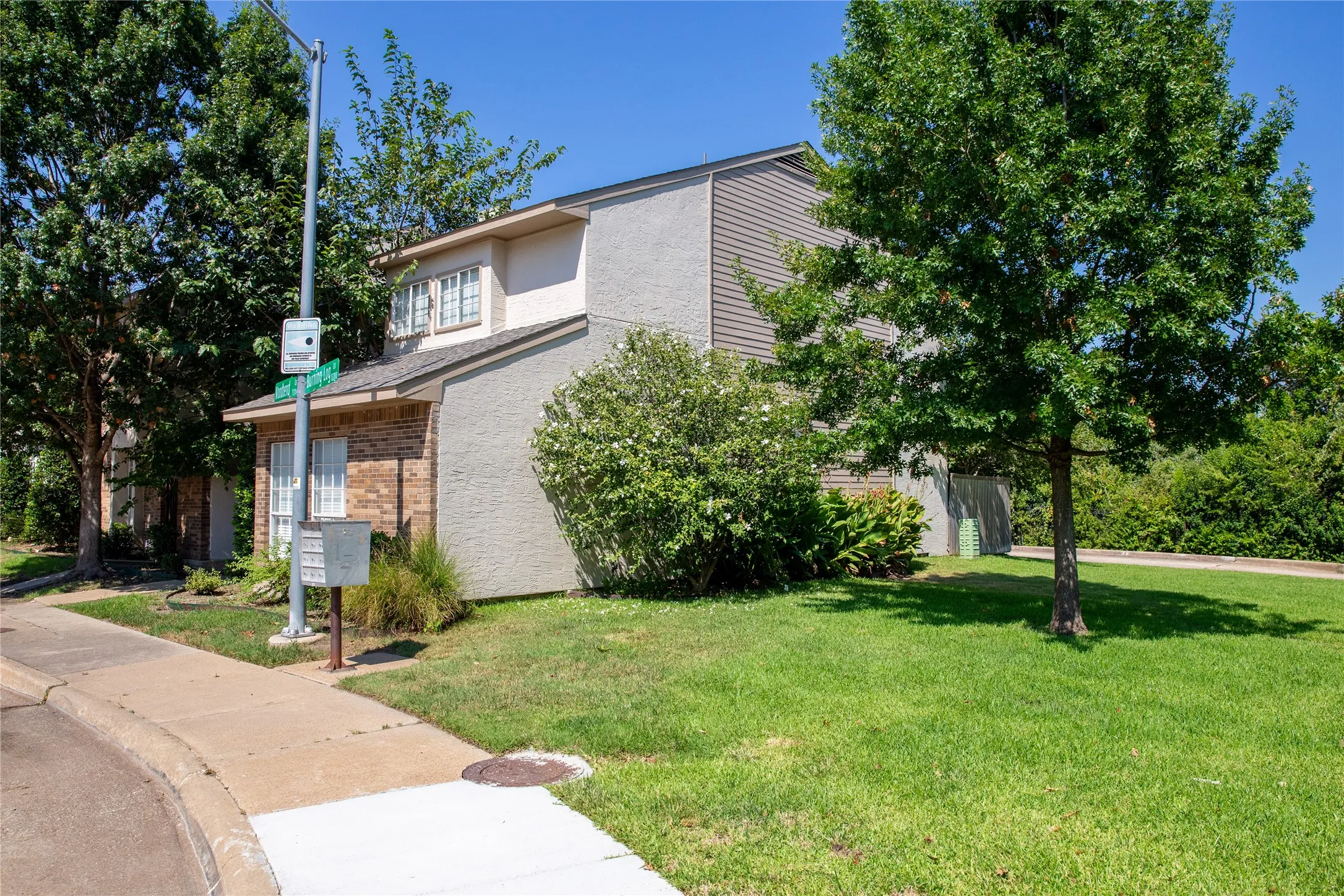 Townhouse For Sale in Dallas County , 13234 Woodbend Lane, Dallas, Texas 75243, 3 Bedroom, 3 Bathroom, Garage spaces, 1,528 Sqft, built in 1982, mls#21373283, Real Estate Agent in Dallas, Homes For Sale in Dallas county, Homes For Sale in Dallas, Realtor in Dallas Texas, Real Estate Brokerage Independent Realty Texas, Luminita Cordes Realtor