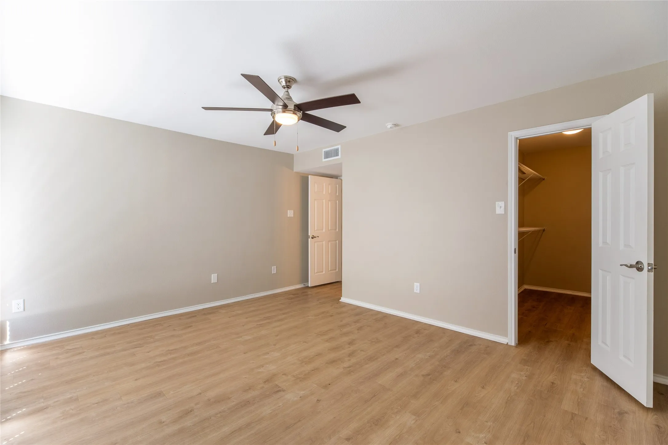 Townhouse For Sale in Dallas County , 13234 Woodbend Lane, Dallas, Texas 75243, 3 Bedroom, 3 Bathroom, Garage spaces, 1,528 Sqft, built in 1982, mls#21373283, Real Estate Agent in Dallas, Homes For Sale in Dallas county, Homes For Sale in Dallas, Realtor in Dallas Texas, Real Estate Brokerage Independent Realty Texas, Luminita Cordes Realtor