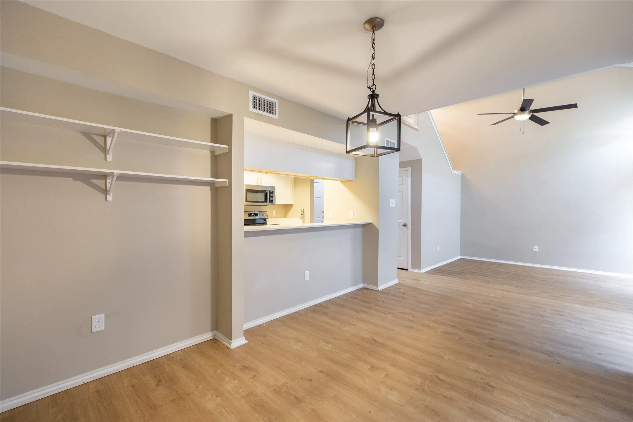 Townhouse For Sale in Dallas County , 13234 Woodbend Lane, Dallas, Texas 75243, 3 Bedroom, 3 Bathroom, Garage spaces, 1,528 Sqft, built in 1982, mls#21373283, Real Estate Agent in Dallas, Homes For Sale in Dallas county, Homes For Sale in Dallas, Realtor in Dallas Texas, Real Estate Brokerage Independent Realty Texas, Luminita Cordes Realtor
