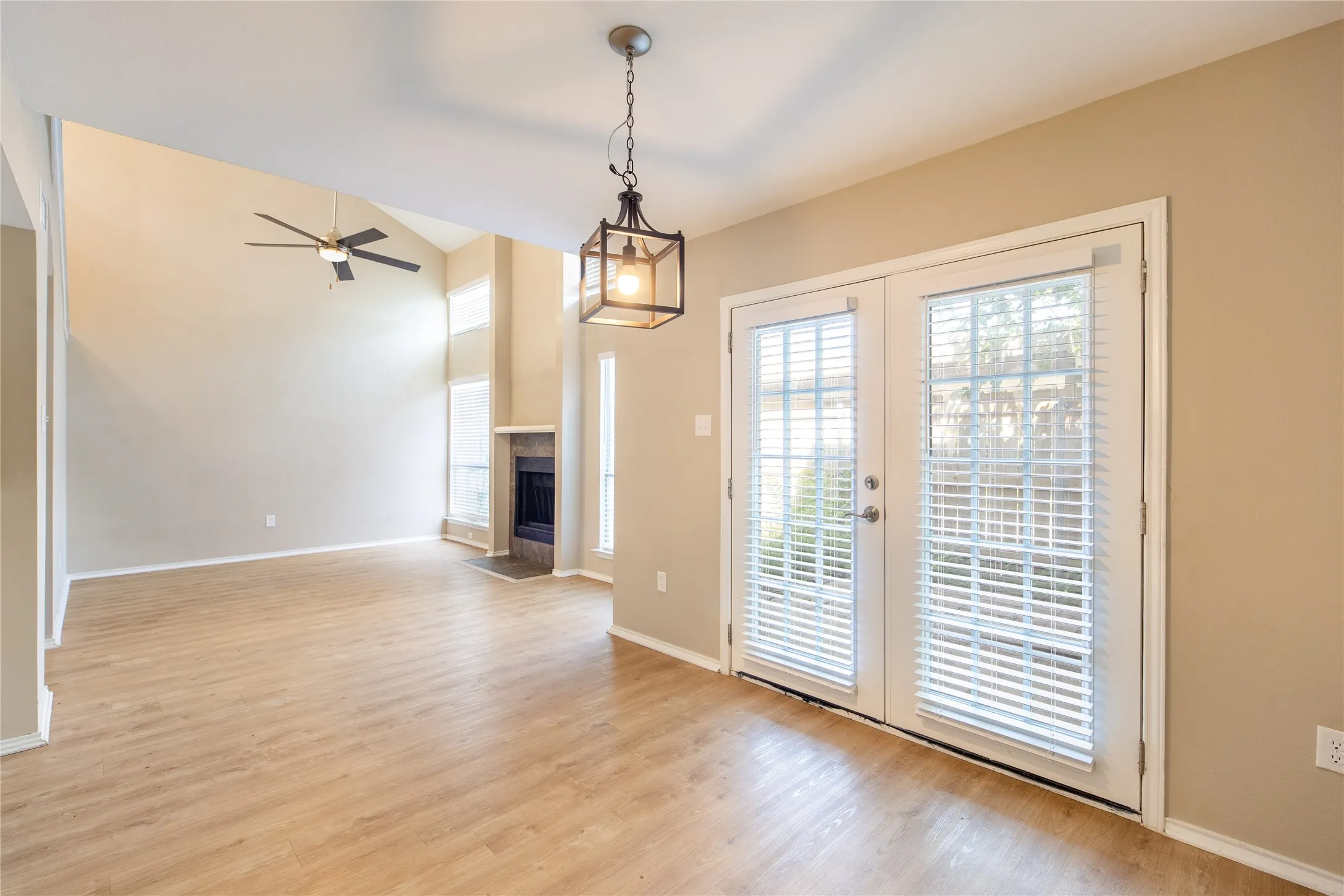 Townhouse For Sale in Dallas County , 13234 Woodbend Lane, Dallas, Texas 75243, 3 Bedroom, 3 Bathroom, Garage spaces, 1,528 Sqft, built in 1982, mls#21373283, Real Estate Agent in Dallas, Homes For Sale in Dallas county, Homes For Sale in Dallas, Realtor in Dallas Texas, Real Estate Brokerage Independent Realty Texas, Luminita Cordes Realtor