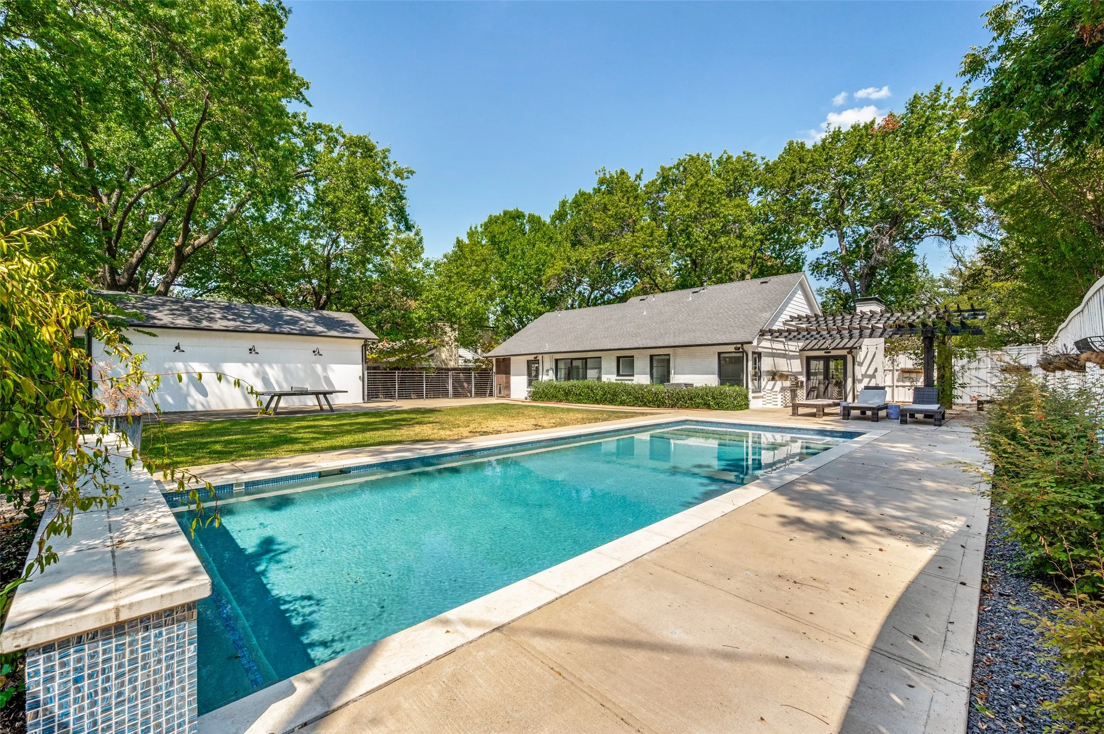 Single Family Residence For Sale in Dallas County , 6124 Del Norte Lane, Dallas, Texas 75225, 3 Bedroom, 2 Bathroom, 2 Garage spaces, 2,071 Sqft, built in 1950, mls#21381851, Real Estate Agent in Dallas, Homes For Sale in Dallas county, Homes For Sale in Dallas, Realtor in Dallas Texas, Real Estate Brokerage Independent Realty Texas, Luminita Cordes Realtor
