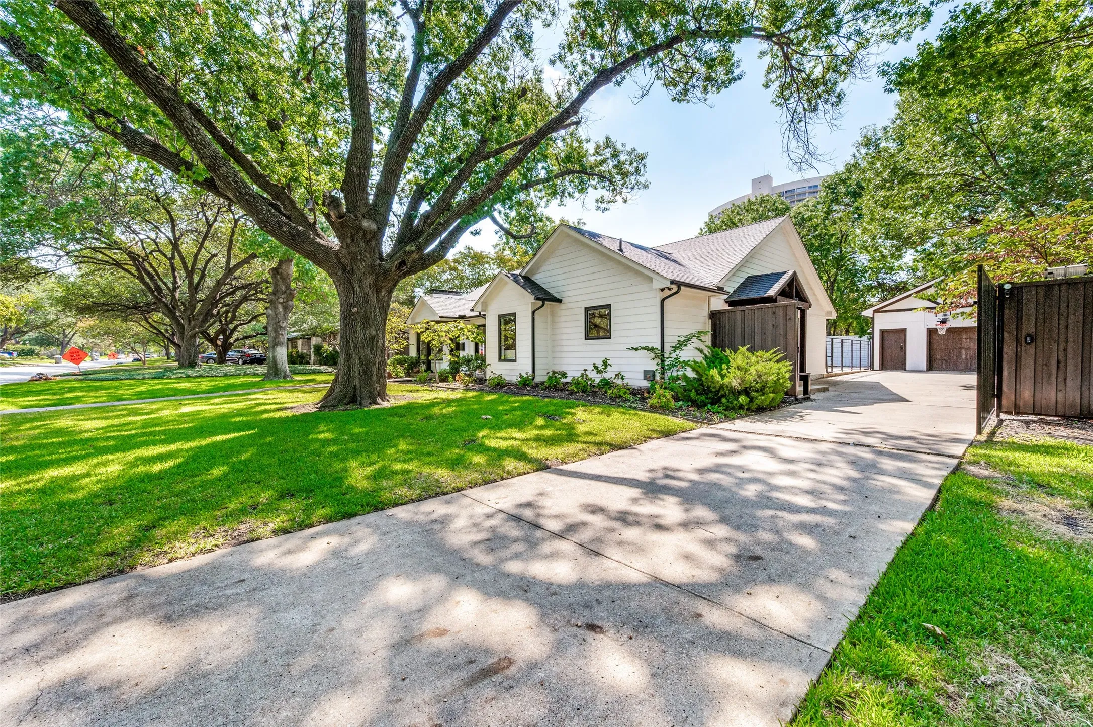 Single Family Residence For Sale in Dallas County , 6124 Del Norte Lane, Dallas, Texas 75225, 3 Bedroom, 2 Bathroom, 2 Garage spaces, 2,071 Sqft, built in 1950, mls#21381851, Real Estate Agent in Dallas, Homes For Sale in Dallas county, Homes For Sale in Dallas, Realtor in Dallas Texas, Real Estate Brokerage Independent Realty Texas, Luminita Cordes Realtor