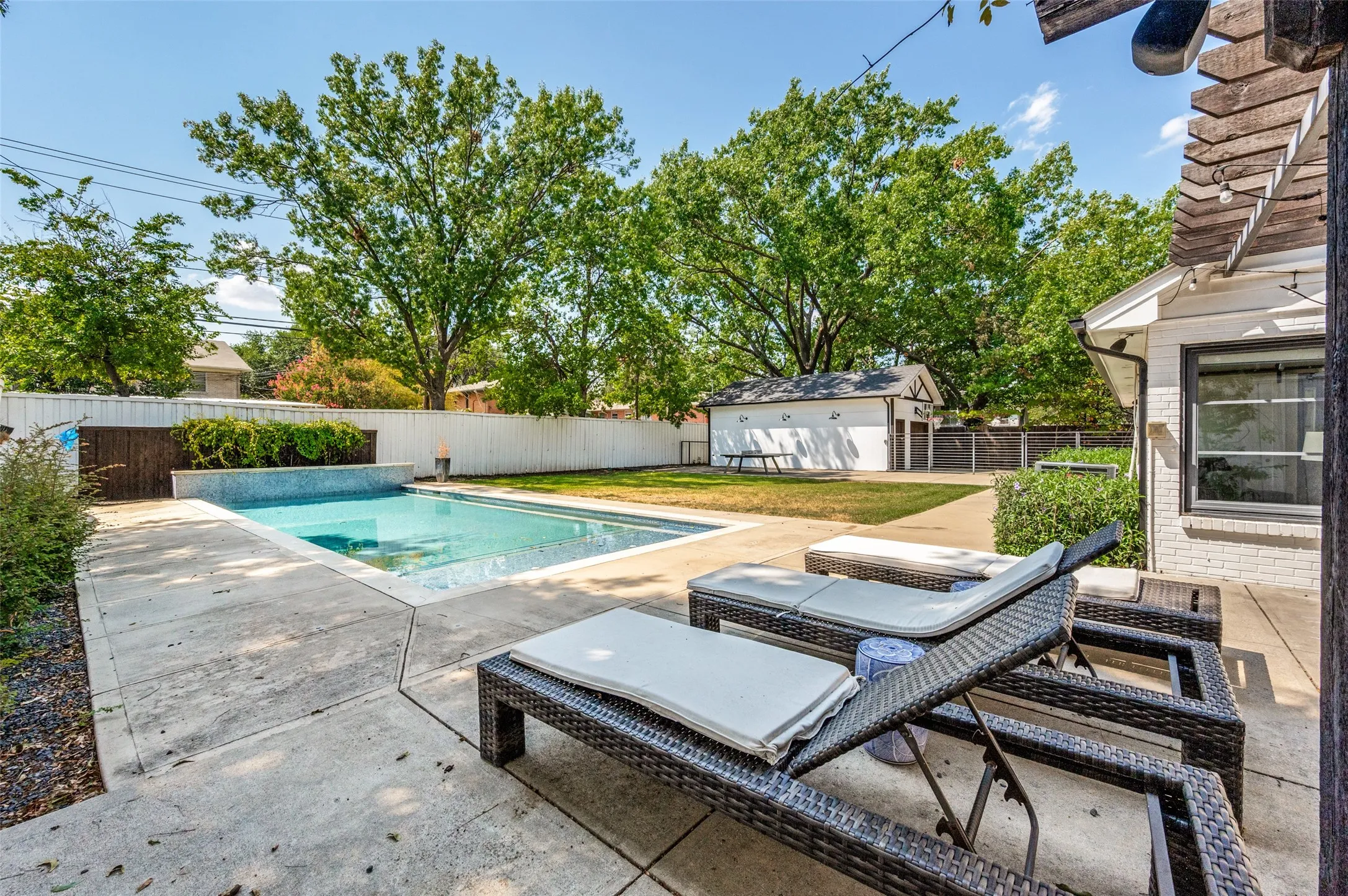 Single Family Residence For Sale in Dallas County , 6124 Del Norte Lane, Dallas, Texas 75225, 3 Bedroom, 2 Bathroom, 2 Garage spaces, 2,071 Sqft, built in 1950, mls#21381851, Real Estate Agent in Dallas, Homes For Sale in Dallas county, Homes For Sale in Dallas, Realtor in Dallas Texas, Real Estate Brokerage Independent Realty Texas, Luminita Cordes Realtor