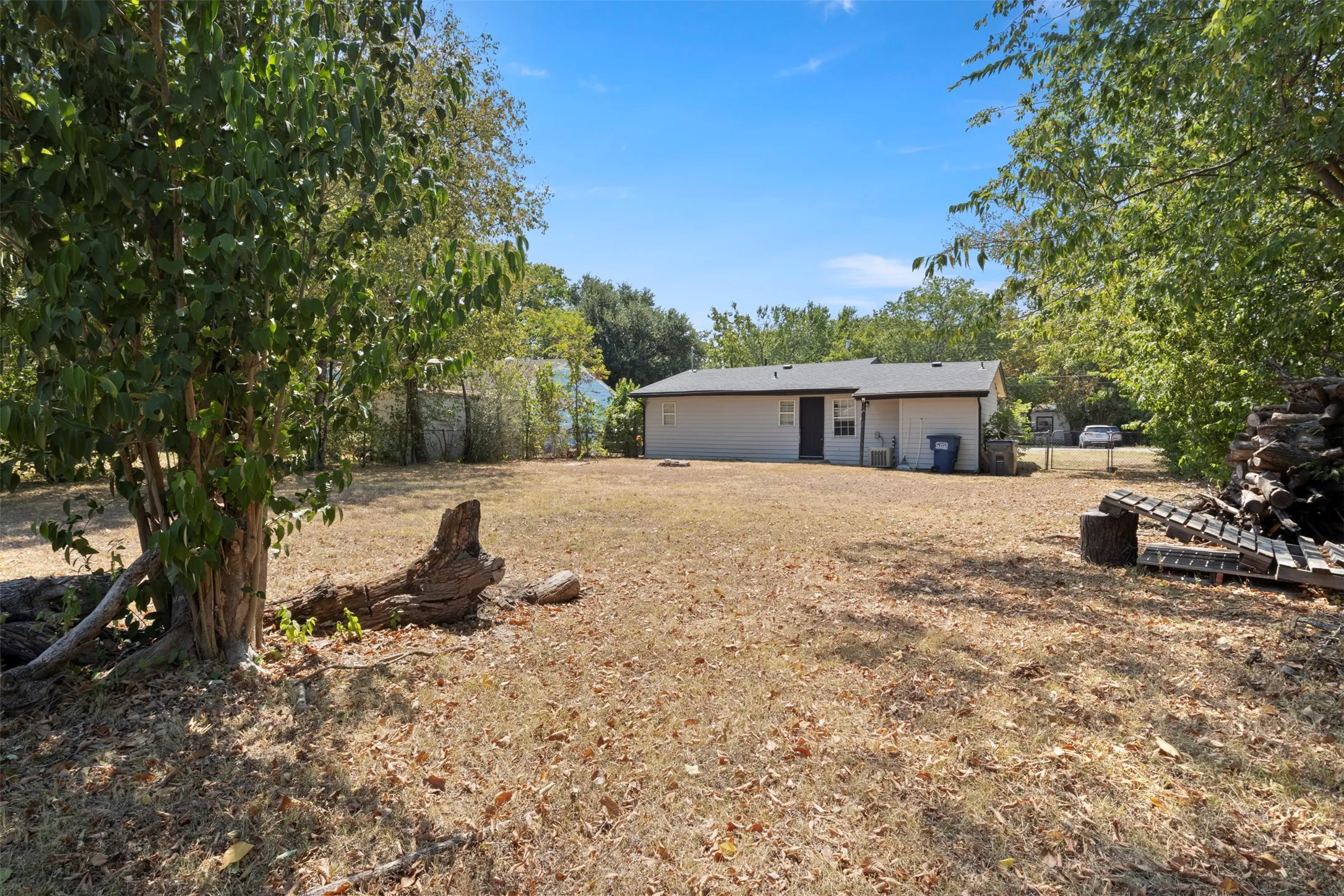 Single Family Residence For Sale in Dallas County , 315 Rea Avenue, Lancaster, Texas 75146, 3 Bedroom, 1 Bathroom, Garage spaces, 1,162 Sqft, built in 1952, mls#21375494, Real Estate Agent in Lancaster, Homes For Sale in Dallas county, Homes For Sale in Lancaster, Realtor in Lancaster Texas, Real Estate Brokerage Independent Realty Texas, Luminita Cordes Realtor