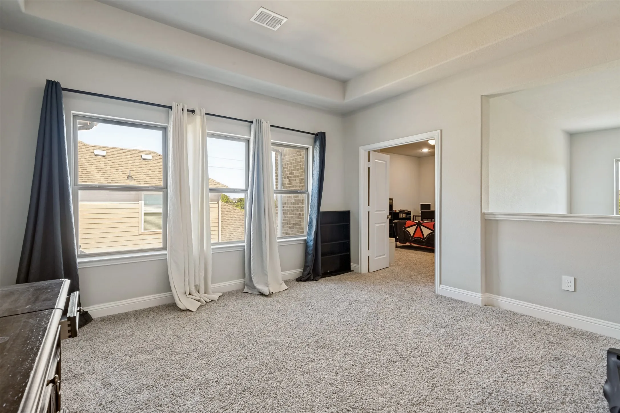 Tray ceiling with recessed lighting