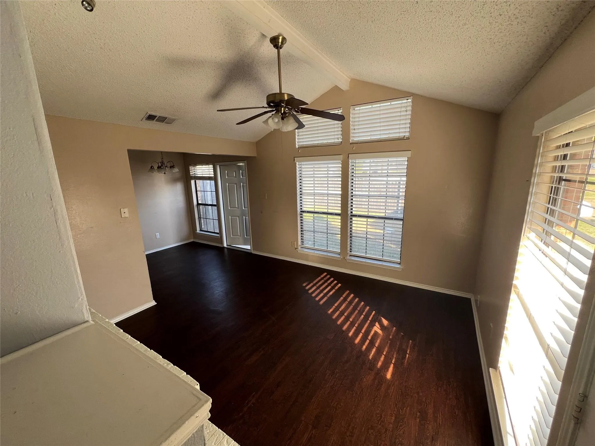 Duplex For Rent in Tarrant County , 111 Peachtree Court C, Kennedale, Texas 76060, 2 Bedroom, 2 Bathroom, Garage spaces, 1,081 Sqft, built in 1984, mls#21381897, Real Estate Agent in Kennedale, Homes For Rent in Tarrant county, Homes For Rent in Kennedale, Realtor in Kennedale Texas, Real Estate Brokerage Independent Realty Texas, Luminita Cordes Realtor