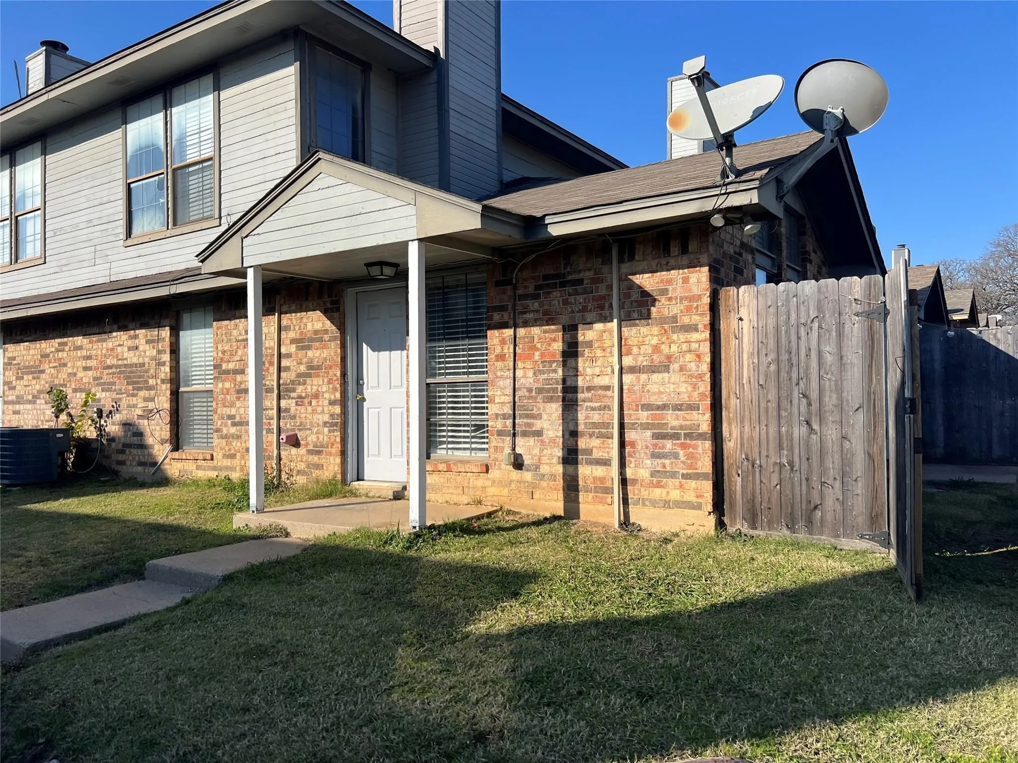 Duplex For Rent in Tarrant County , 111 Peachtree Court C, Kennedale, Texas 76060, 2 Bedroom, 2 Bathroom, Garage spaces, 1,081 Sqft, built in 1984, mls#21381897, Real Estate Agent in Kennedale, Homes For Rent in Tarrant county, Homes For Rent in Kennedale, Realtor in Kennedale Texas, Real Estate Brokerage Independent Realty Texas, Luminita Cordes Realtor