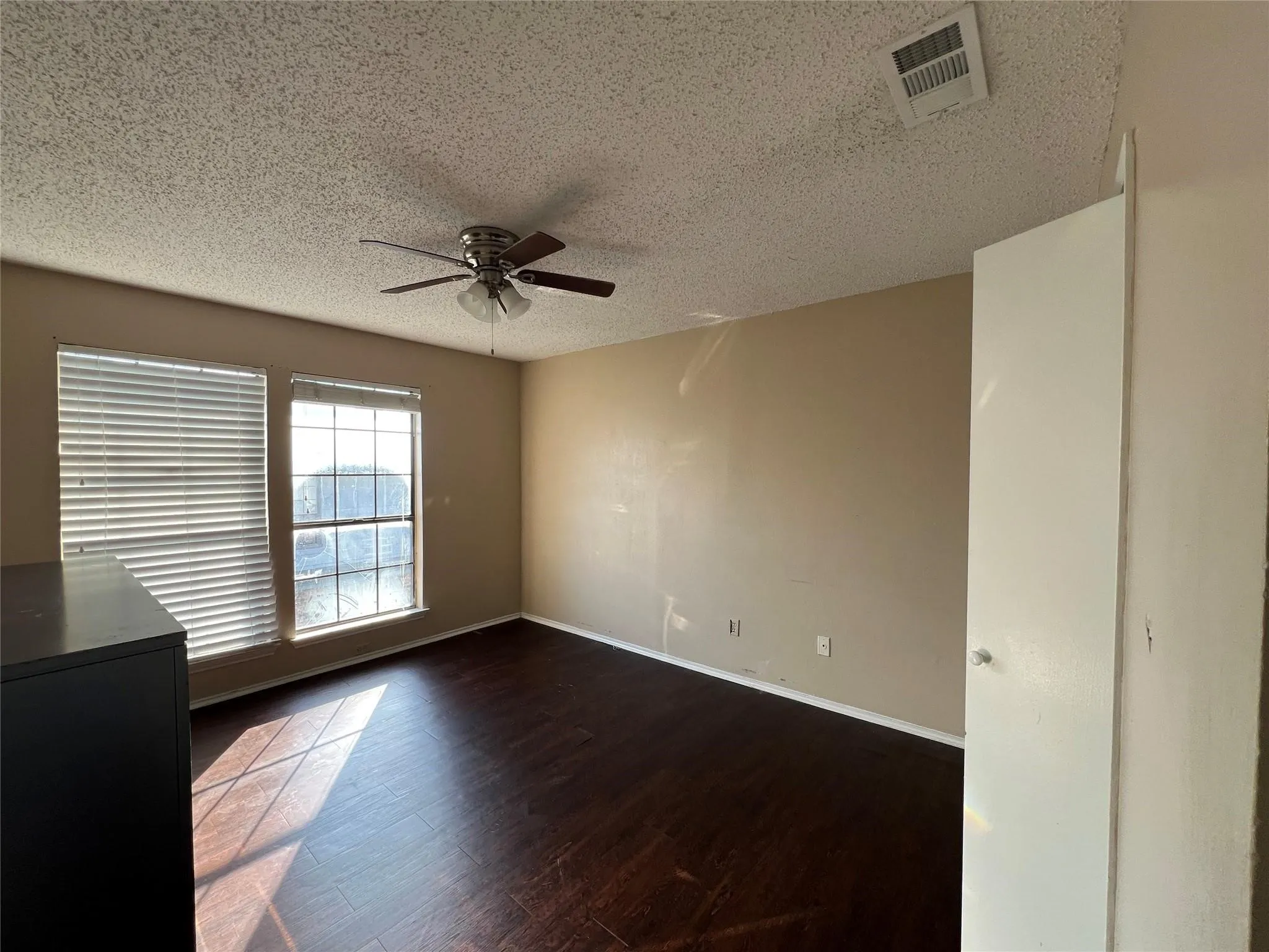 Duplex For Rent in Tarrant County , 111 Peachtree Court C, Kennedale, Texas 76060, 2 Bedroom, 2 Bathroom, Garage spaces, 1,081 Sqft, built in 1984, mls#21381897, Real Estate Agent in Kennedale, Homes For Rent in Tarrant county, Homes For Rent in Kennedale, Realtor in Kennedale Texas, Real Estate Brokerage Independent Realty Texas, Luminita Cordes Realtor