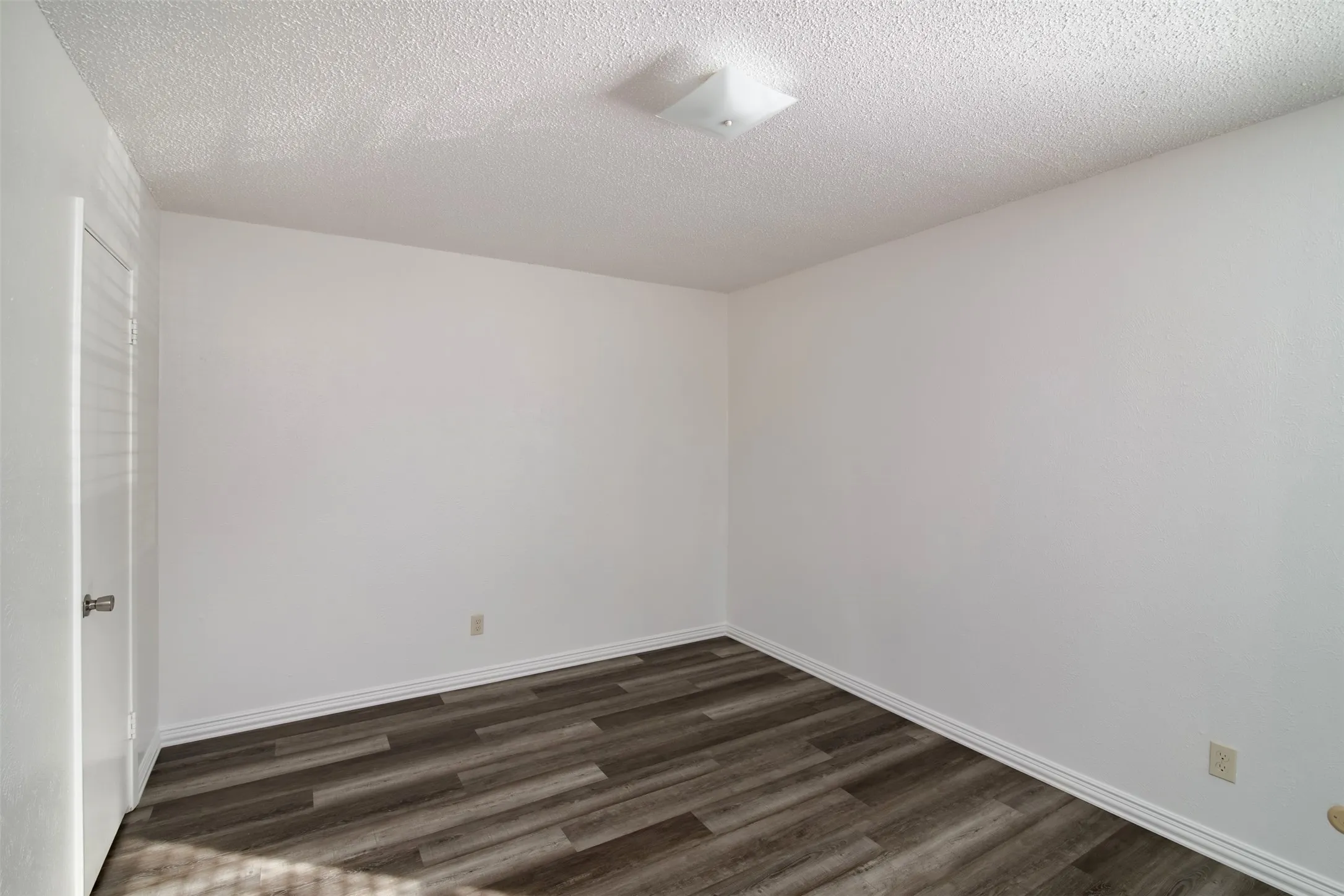Apartment For Rent in Tarrant County , 7030 Glenview Drive 66, North Richland Hills, Texas 76180, 1 Bedroom, 1 Bathroom, Garage spaces, 714 Sqft, built in 1969, mls#21381906, Real Estate Agent in North Richland Hills, Homes For Rent in Tarrant county, Homes For Rent in North Richland Hills, Realtor in North Richland Hills Texas, Real Estate Brokerage Independent Realty Texas, Luminita Cordes Realtor