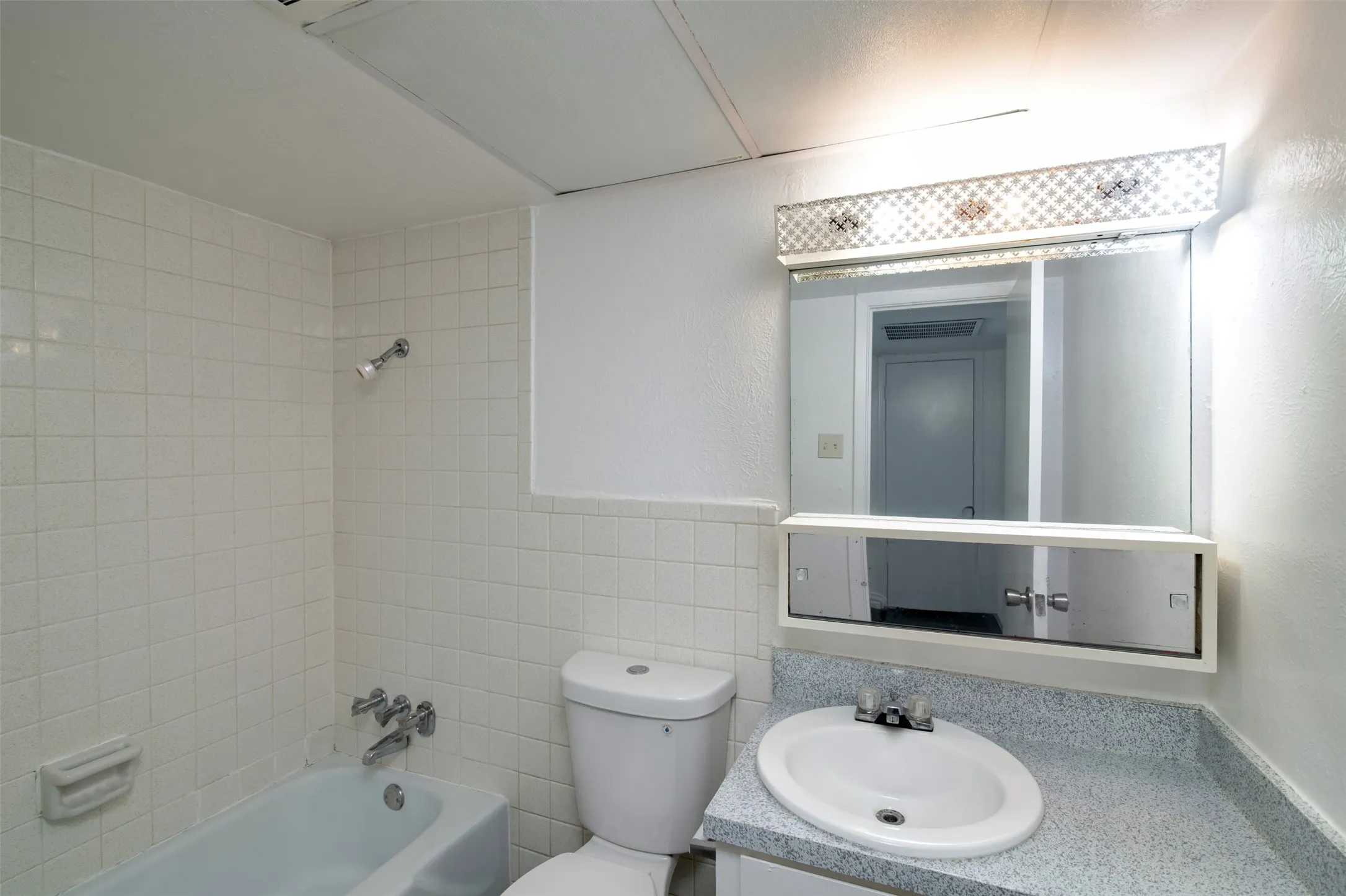 Apartment For Rent in Tarrant County , 7030 Glenview Drive 66, North Richland Hills, Texas 76180, 1 Bedroom, 1 Bathroom, Garage spaces, 714 Sqft, built in 1969, mls#21381906, Real Estate Agent in North Richland Hills, Homes For Rent in Tarrant county, Homes For Rent in North Richland Hills, Realtor in North Richland Hills Texas, Real Estate Brokerage Independent Realty Texas, Luminita Cordes Realtor
