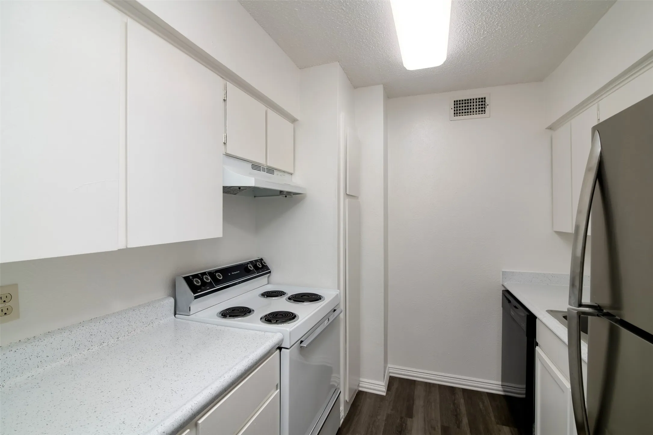 Apartment For Rent in Tarrant County , 7030 Glenview Drive 66, North Richland Hills, Texas 76180, 1 Bedroom, 1 Bathroom, Garage spaces, 714 Sqft, built in 1969, mls#21381906, Real Estate Agent in North Richland Hills, Homes For Rent in Tarrant county, Homes For Rent in North Richland Hills, Realtor in North Richland Hills Texas, Real Estate Brokerage Independent Realty Texas, Luminita Cordes Realtor