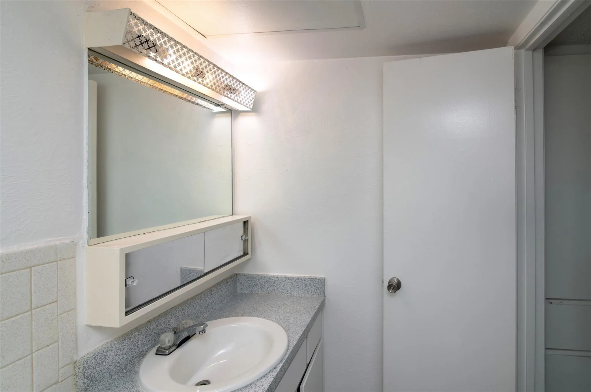 Apartment For Rent in Tarrant County , 7030 Glenview Drive 66, North Richland Hills, Texas 76180, 1 Bedroom, 1 Bathroom, Garage spaces, 714 Sqft, built in 1969, mls#21381906, Real Estate Agent in North Richland Hills, Homes For Rent in Tarrant county, Homes For Rent in North Richland Hills, Realtor in North Richland Hills Texas, Real Estate Brokerage Independent Realty Texas, Luminita Cordes Realtor