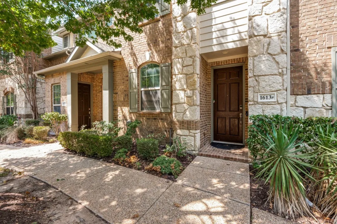 Townhouse For Sale in Denton County , 1613 Black Duck Terrace F, Carrollton, Texas 75010, 3 Bedroom, 3 Bathroom, 2 Garage spaces, 1,947 Sqft, built in 2010, mls#21374464, Real Estate Agent in Carrollton, Homes For Sale in Denton county, Homes For Sale in Carrollton, Realtor in Carrollton Texas, Real Estate Brokerage Independent Realty Texas, Luminita Cordes Realtor