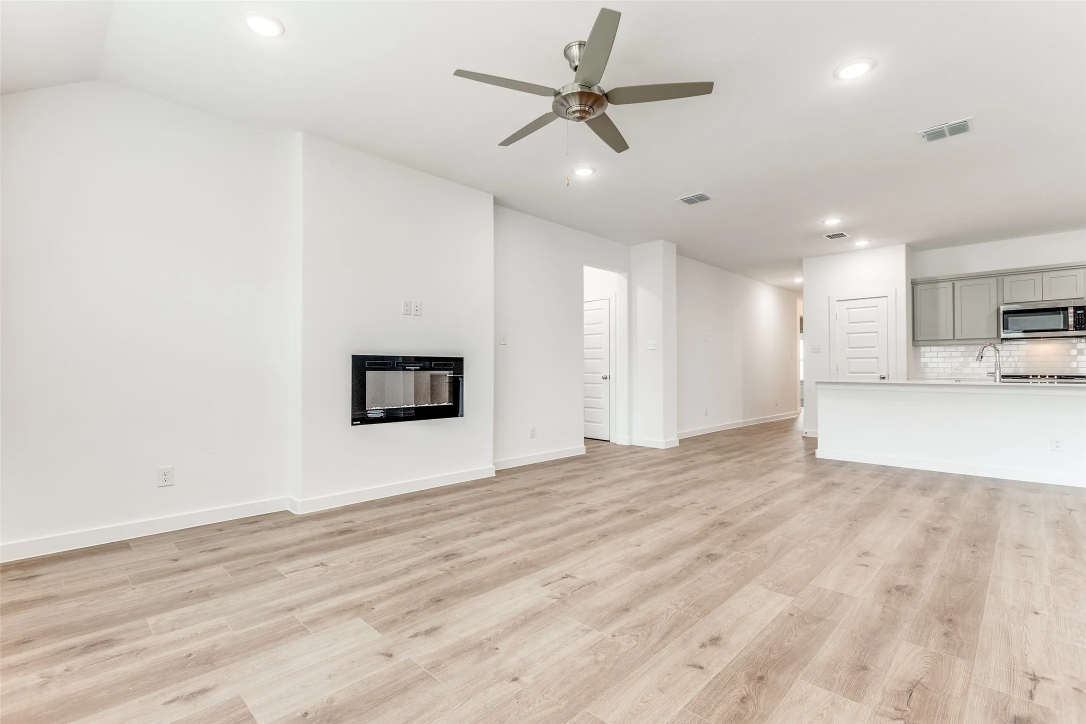 Single Family Residence For Rent in Collin County , 4923 Bellhurst Drive, Princeton, Texas 75071, 3 Bedroom, 2 Bathroom, 2 Garage spaces, 1,992 Sqft, built in 2023, mls#21379410, Real Estate Agent in Princeton, Homes For Rent in Collin county, Homes For Rent in Princeton, Realtor in Princeton Texas, Real Estate Brokerage Independent Realty Texas, Luminita Cordes Realtor