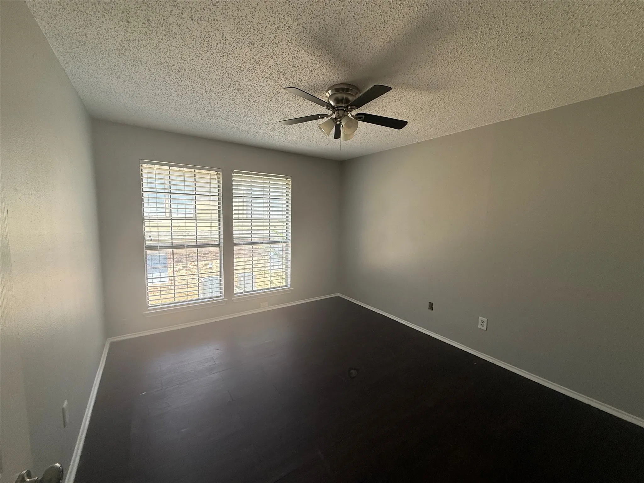 Neutral wall finishes