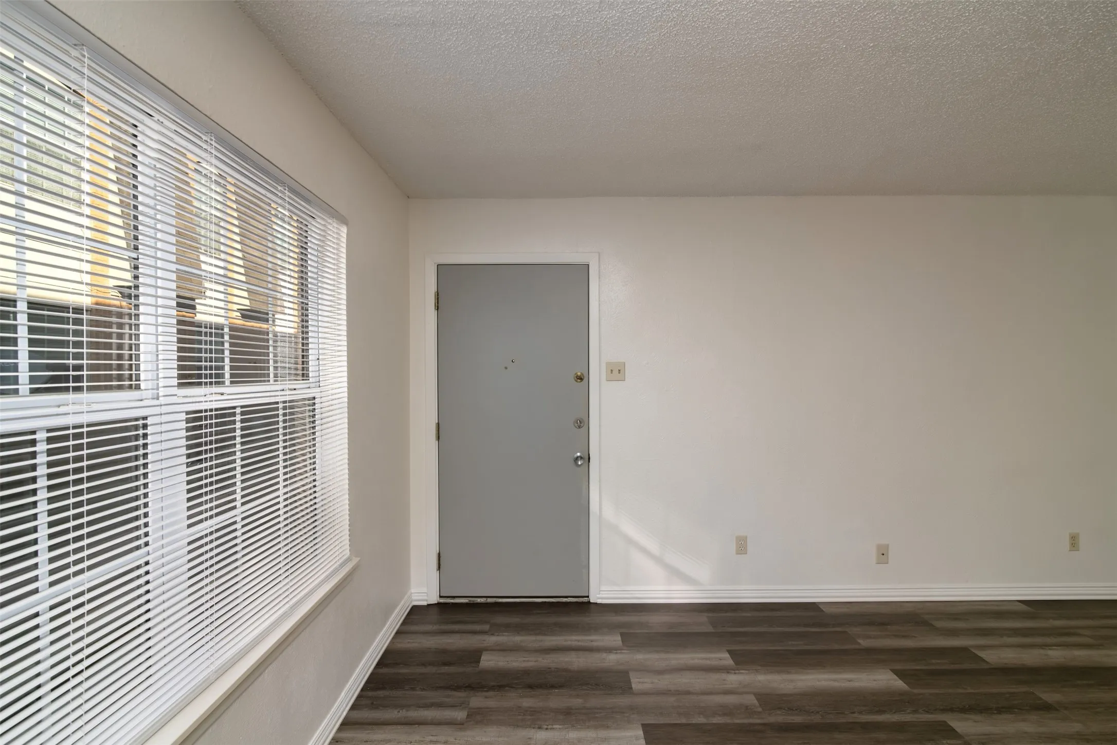 Apartment For Rent in Tarrant County , 7054 Glenview Drive 71, North Richland Hills, Texas 76180, 1 Bedroom, 1 Bathroom, Garage spaces, 714 Sqft, built in 1969, mls#21381935, Real Estate Agent in North Richland Hills, Homes For Rent in Tarrant county, Homes For Rent in North Richland Hills, Realtor in North Richland Hills Texas, Real Estate Brokerage Independent Realty Texas, Luminita Cordes Realtor