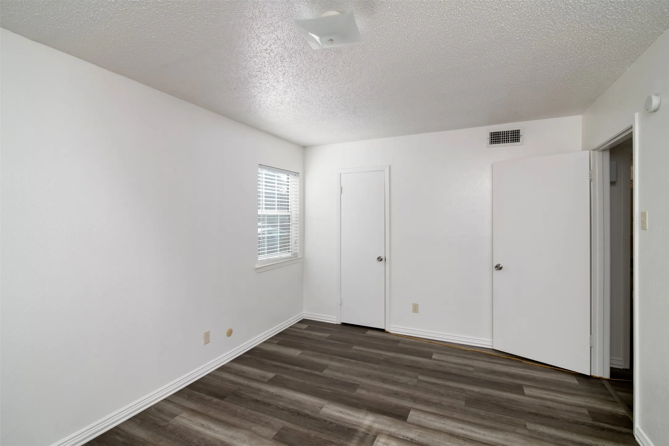 Apartment For Rent in Tarrant County , 7054 Glenview Drive 71, North Richland Hills, Texas 76180, 1 Bedroom, 1 Bathroom, Garage spaces, 714 Sqft, built in 1969, mls#21381935, Real Estate Agent in North Richland Hills, Homes For Rent in Tarrant county, Homes For Rent in North Richland Hills, Realtor in North Richland Hills Texas, Real Estate Brokerage Independent Realty Texas, Luminita Cordes Realtor