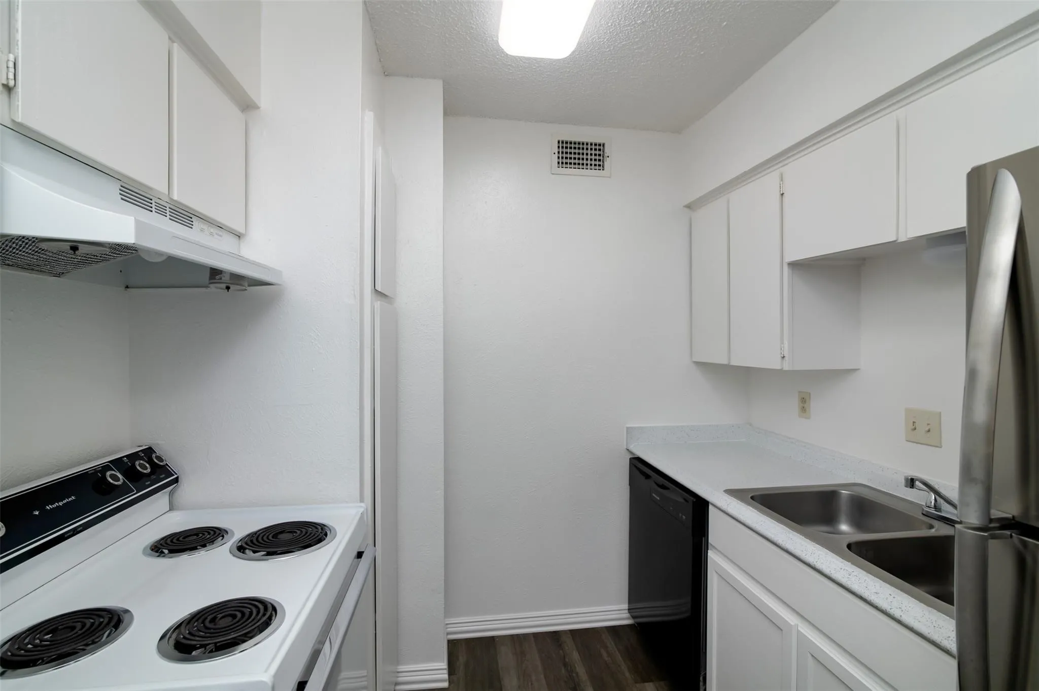 Apartment For Rent in Tarrant County , 7054 Glenview Drive 71, North Richland Hills, Texas 76180, 1 Bedroom, 1 Bathroom, Garage spaces, 714 Sqft, built in 1969, mls#21381935, Real Estate Agent in North Richland Hills, Homes For Rent in Tarrant county, Homes For Rent in North Richland Hills, Realtor in North Richland Hills Texas, Real Estate Brokerage Independent Realty Texas, Luminita Cordes Realtor
