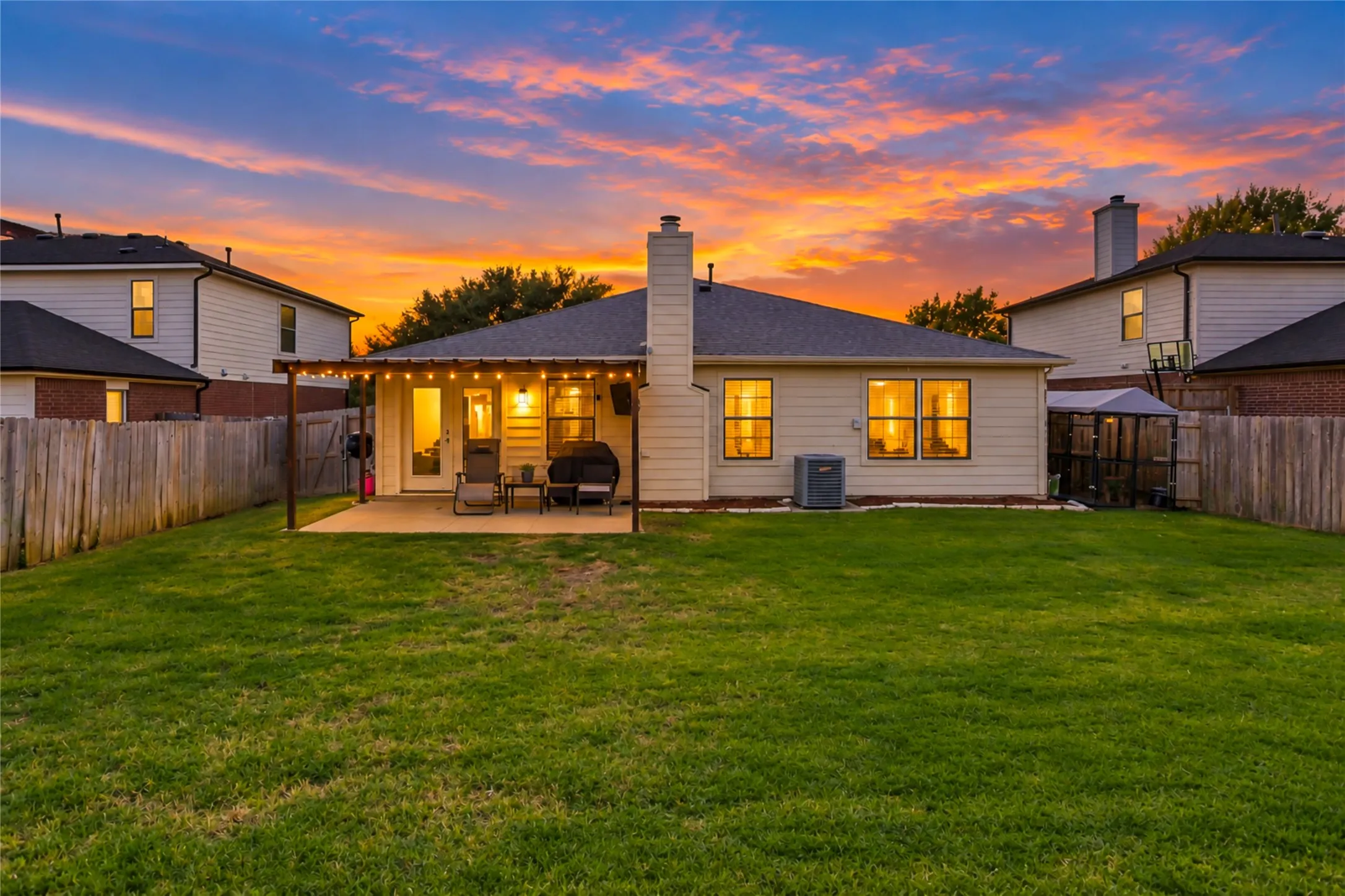 Spacious Backyard w Steel Framed Patio