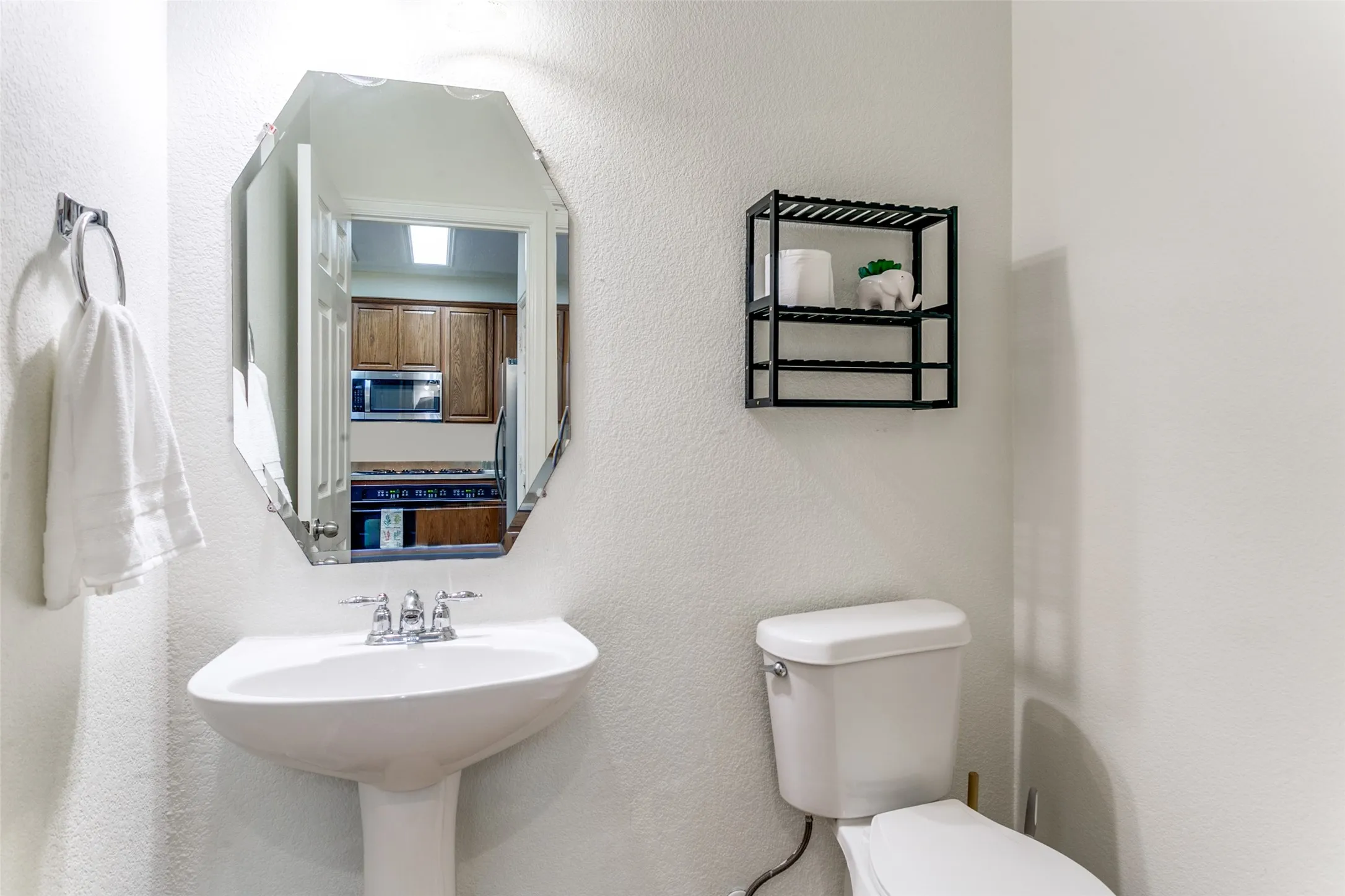 Townhouse For Sale in Denton County , 180 Leonard Street, Lewisville, Texas 75057, 3 Bedroom, 3 Bathroom, 2 Garage spaces, 1,505 Sqft, built in 2006, mls#21375939, Real Estate Agent in Lewisville, Homes For Sale in Denton county, Homes For Sale in Lewisville, Realtor in Lewisville Texas, Real Estate Brokerage Independent Realty Texas, Luminita Cordes Realtor