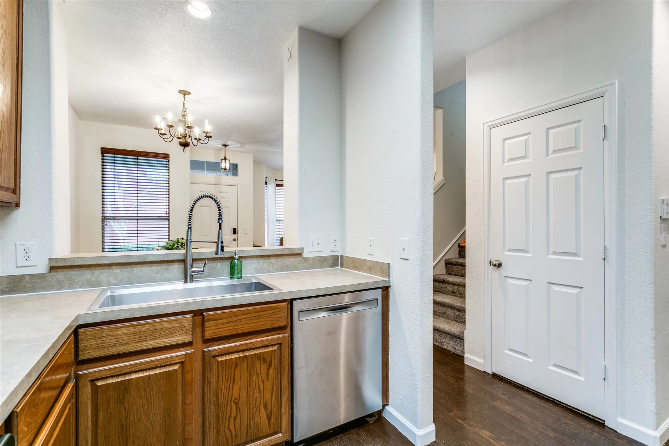 Townhouse For Sale in Denton County , 180 Leonard Street, Lewisville, Texas 75057, 3 Bedroom, 3 Bathroom, 2 Garage spaces, 1,505 Sqft, built in 2006, mls#21375939, Real Estate Agent in Lewisville, Homes For Sale in Denton county, Homes For Sale in Lewisville, Realtor in Lewisville Texas, Real Estate Brokerage Independent Realty Texas, Luminita Cordes Realtor