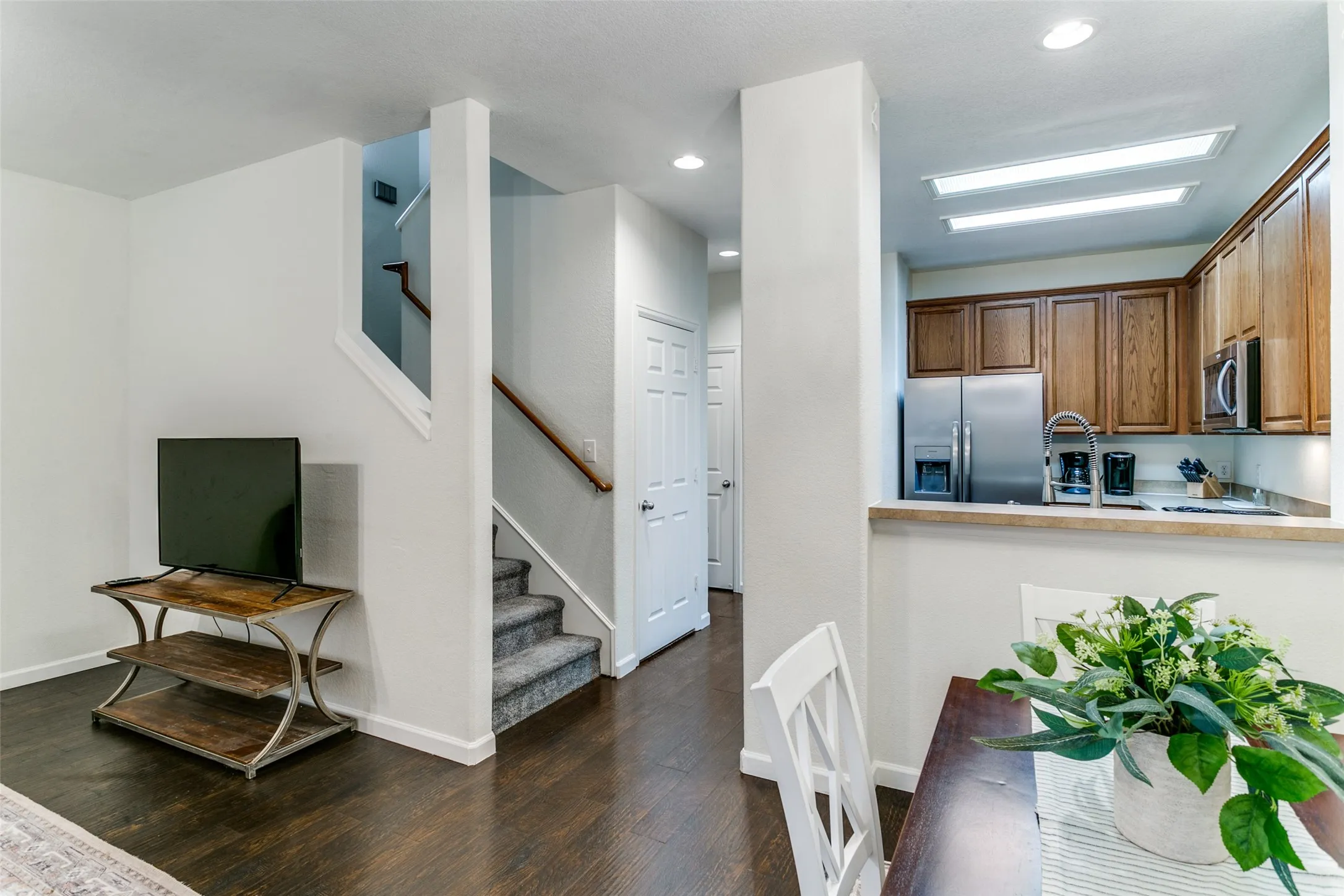 Townhouse For Sale in Denton County , 180 Leonard Street, Lewisville, Texas 75057, 3 Bedroom, 3 Bathroom, 2 Garage spaces, 1,505 Sqft, built in 2006, mls#21375939, Real Estate Agent in Lewisville, Homes For Sale in Denton county, Homes For Sale in Lewisville, Realtor in Lewisville Texas, Real Estate Brokerage Independent Realty Texas, Luminita Cordes Realtor