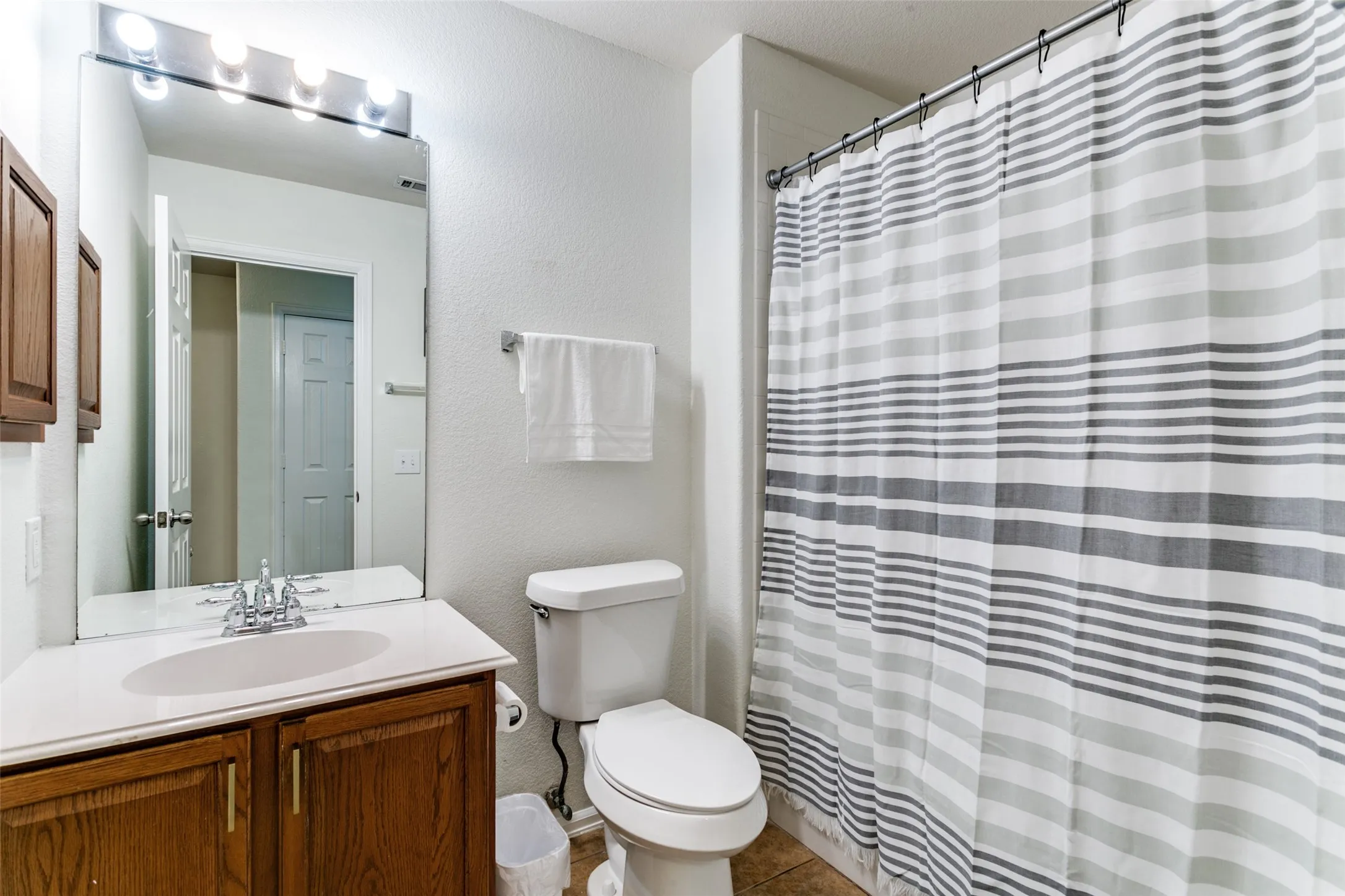Townhouse For Sale in Denton County , 180 Leonard Street, Lewisville, Texas 75057, 3 Bedroom, 3 Bathroom, 2 Garage spaces, 1,505 Sqft, built in 2006, mls#21375939, Real Estate Agent in Lewisville, Homes For Sale in Denton county, Homes For Sale in Lewisville, Realtor in Lewisville Texas, Real Estate Brokerage Independent Realty Texas, Luminita Cordes Realtor