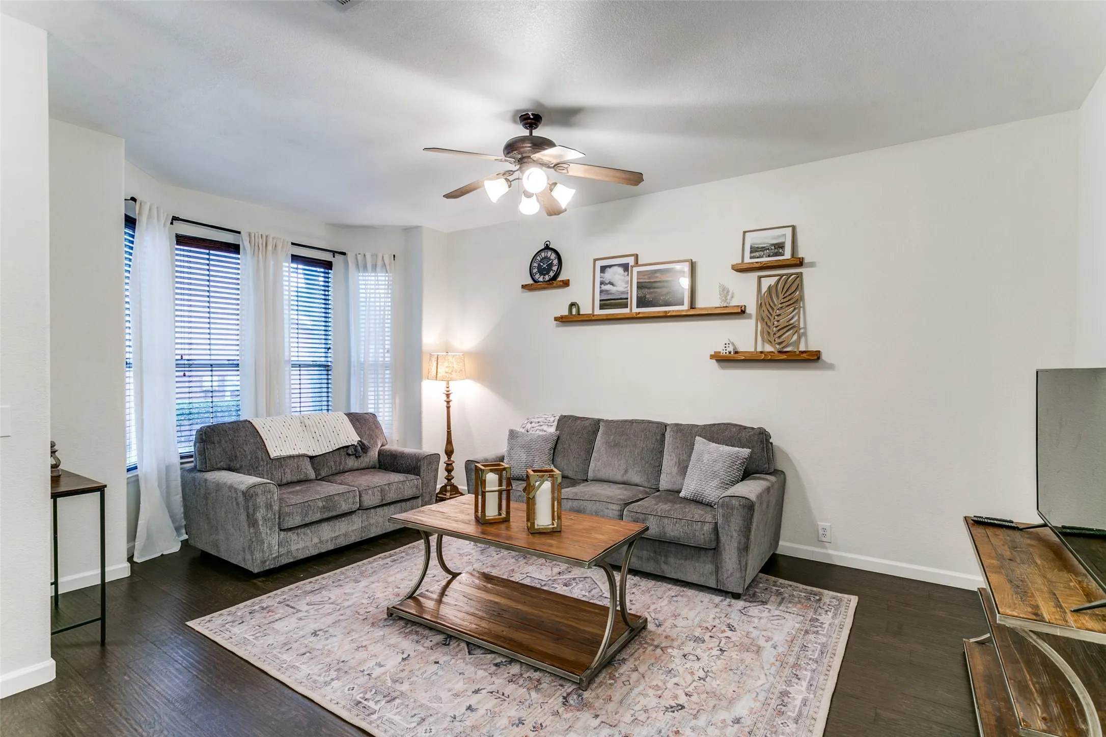 Townhouse For Sale in Denton County , 180 Leonard Street, Lewisville, Texas 75057, 3 Bedroom, 3 Bathroom, 2 Garage spaces, 1,505 Sqft, built in 2006, mls#21375939, Real Estate Agent in Lewisville, Homes For Sale in Denton county, Homes For Sale in Lewisville, Realtor in Lewisville Texas, Real Estate Brokerage Independent Realty Texas, Luminita Cordes Realtor