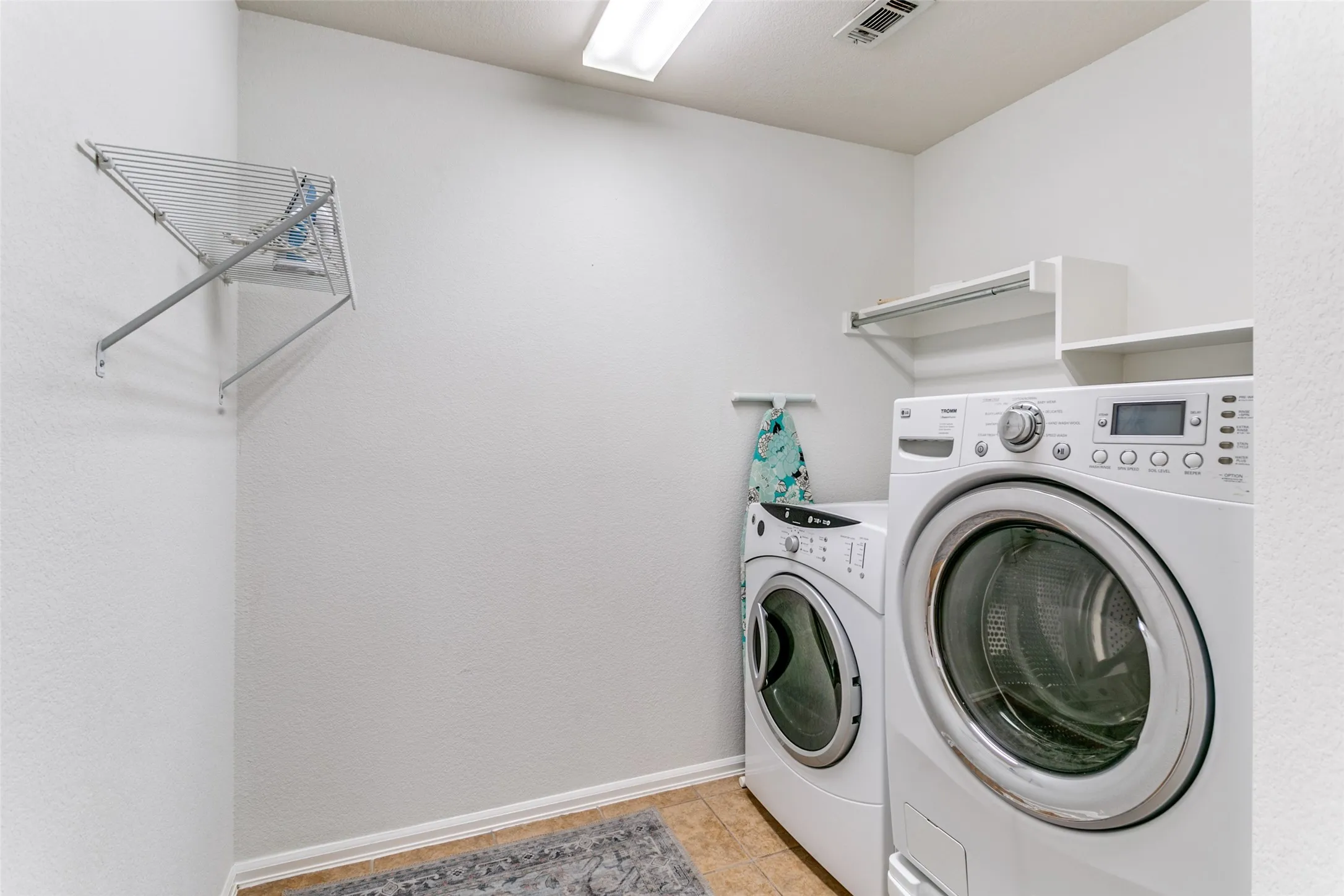 Townhouse For Sale in Denton County , 180 Leonard Street, Lewisville, Texas 75057, 3 Bedroom, 3 Bathroom, 2 Garage spaces, 1,505 Sqft, built in 2006, mls#21375939, Real Estate Agent in Lewisville, Homes For Sale in Denton county, Homes For Sale in Lewisville, Realtor in Lewisville Texas, Real Estate Brokerage Independent Realty Texas, Luminita Cordes Realtor