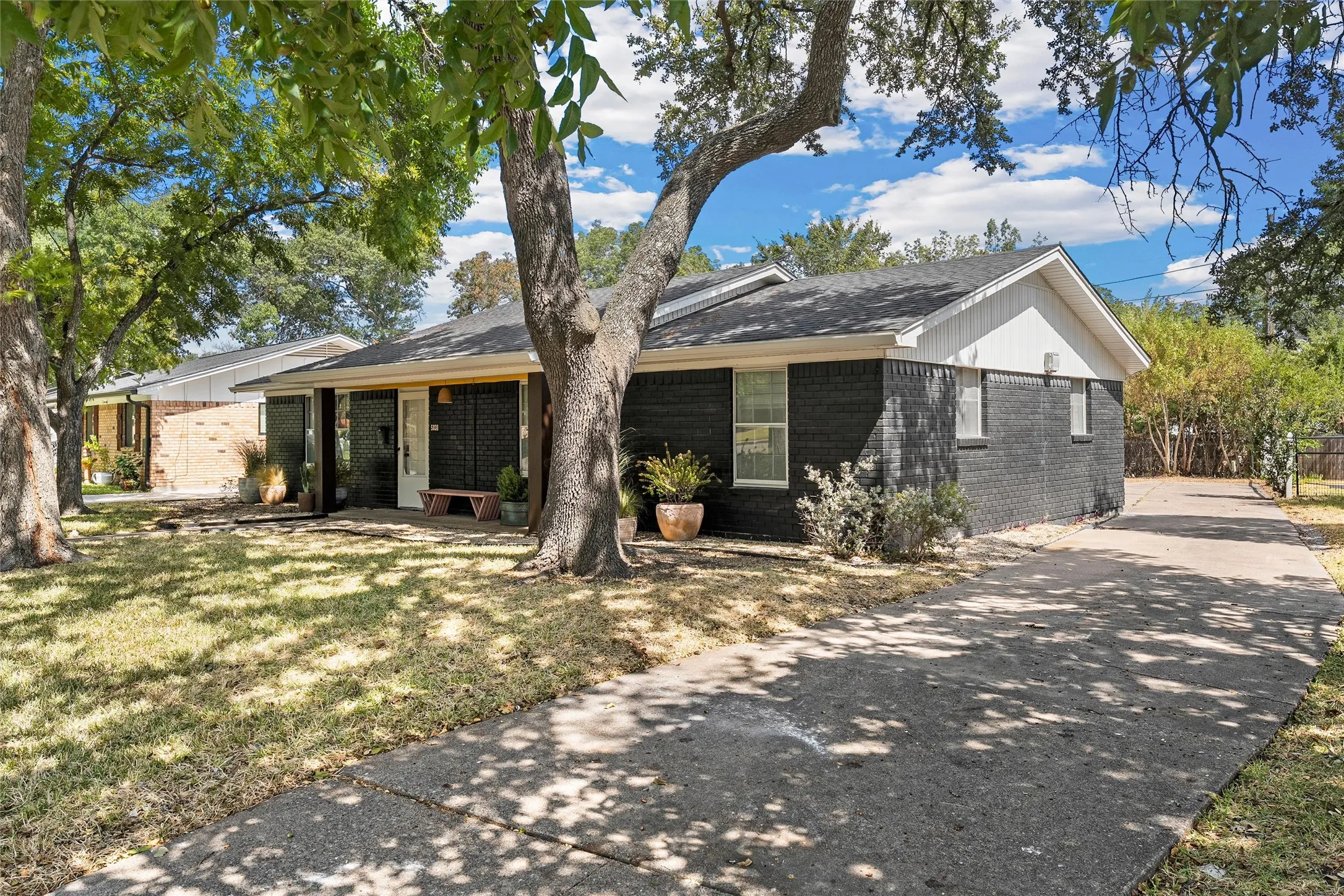 Single Family Residence For Sale in Mc Lennan County , 5831 Caldwell Street, Waco, Texas 76710, 3 Bedroom, 2 Bathroom, 2 Garage spaces, 1,519 Sqft, built in 1964, mls#21380883, Real Estate Agent in Waco, Homes For Sale in Mc Lennan county, Homes For Sale in Waco, Realtor in Waco Texas, Real Estate Brokerage Independent Realty Texas, Luminita Cordes Realtor